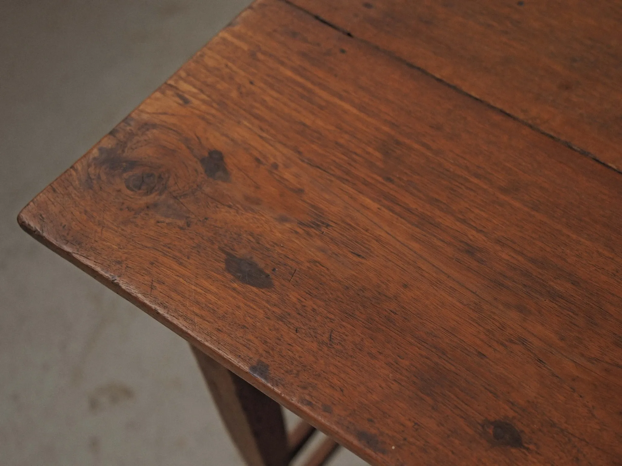 Arts & Crafts table in solid oak, around 1900