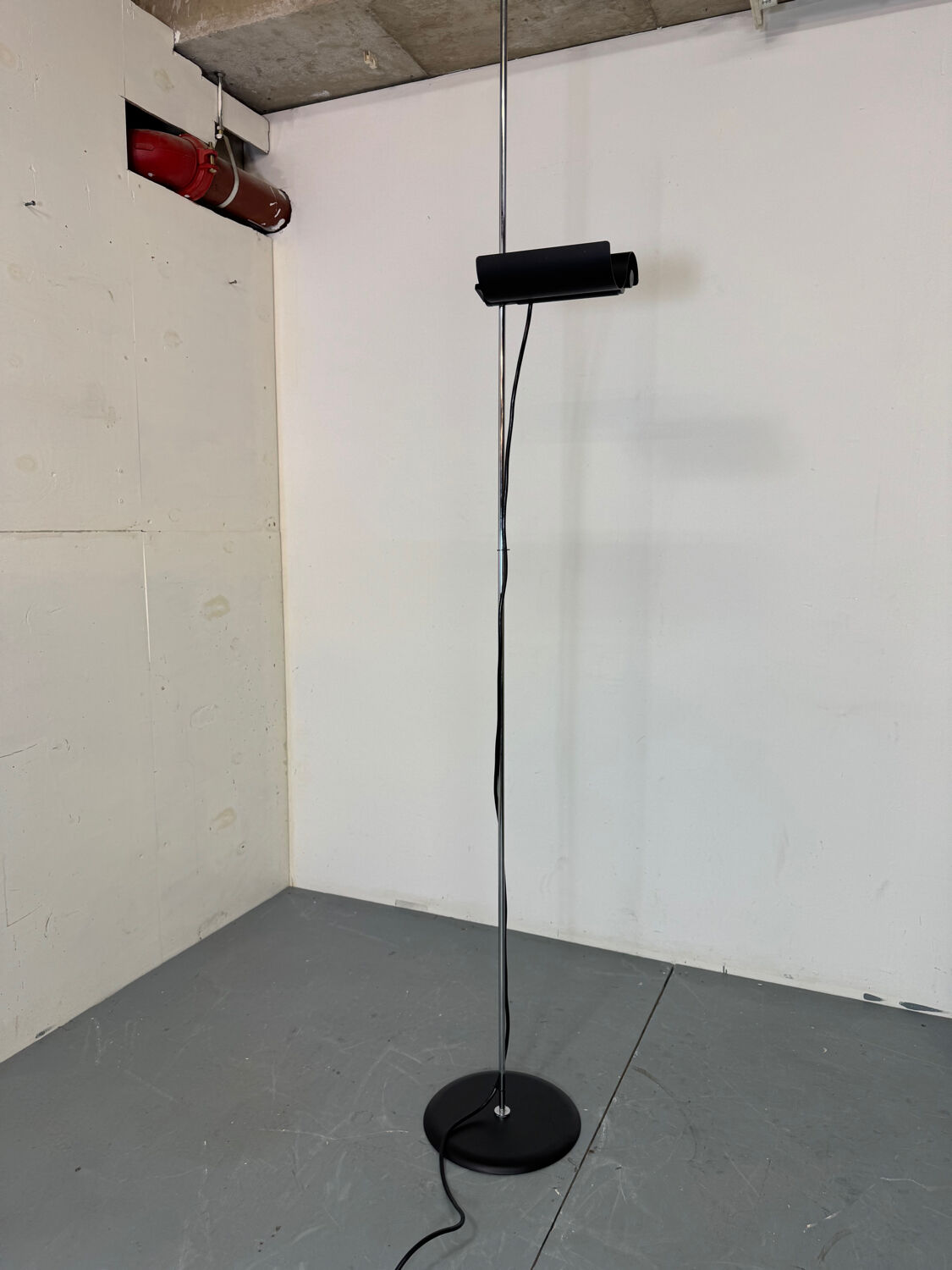 Italian Design Architonic Oluce DIM 333 floor lamp by Vico Magistretti