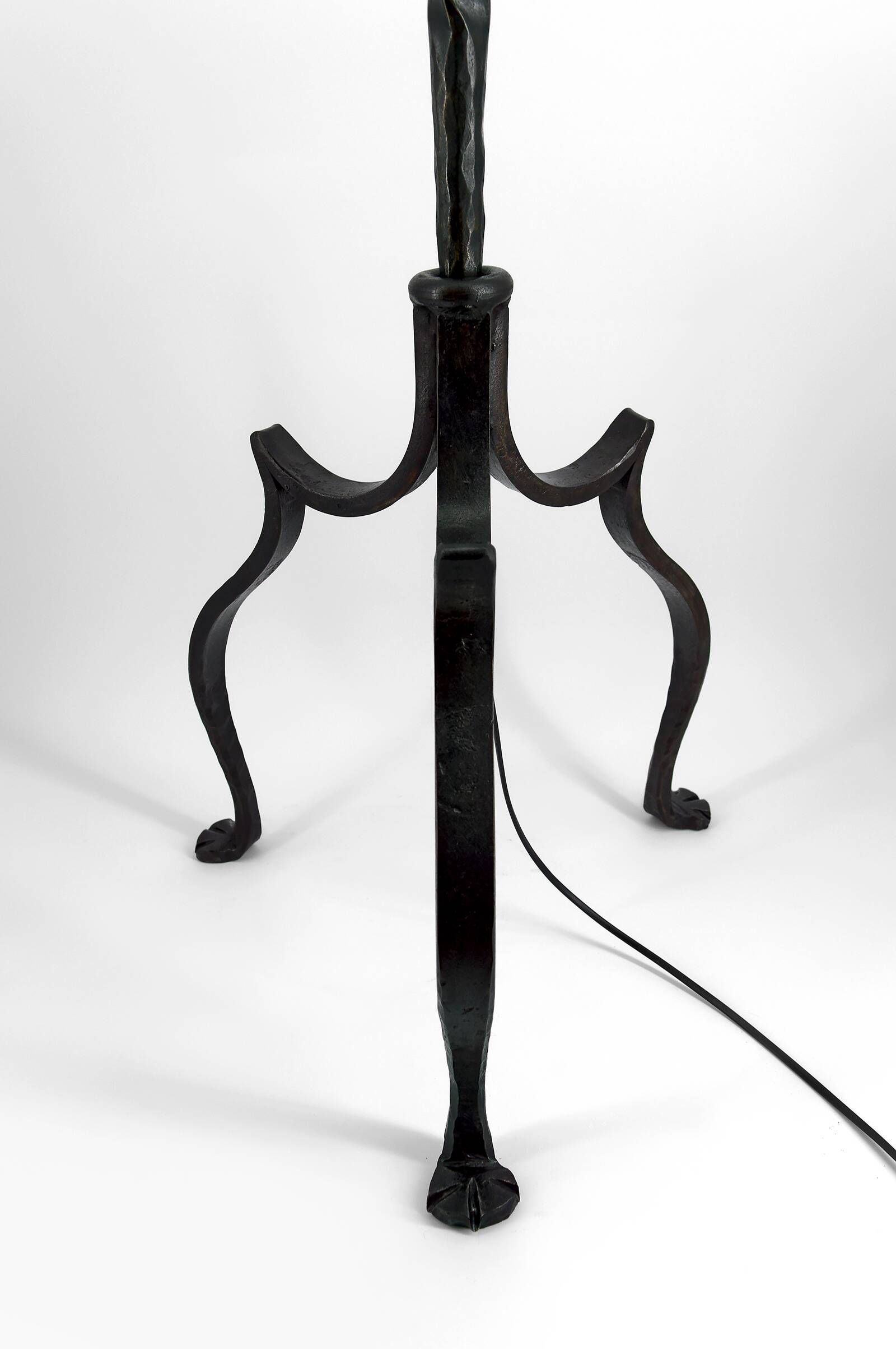 Important lampadaire en fer forgé à décor de dragons, Italie, vers 1900