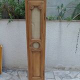 Petite armoire en chêne, 4 étagères, la porte habillée de toile de jute.