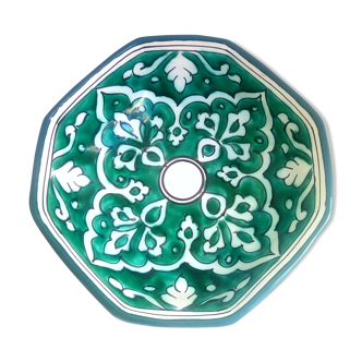 Moroccan salad with an octagon with green volutes