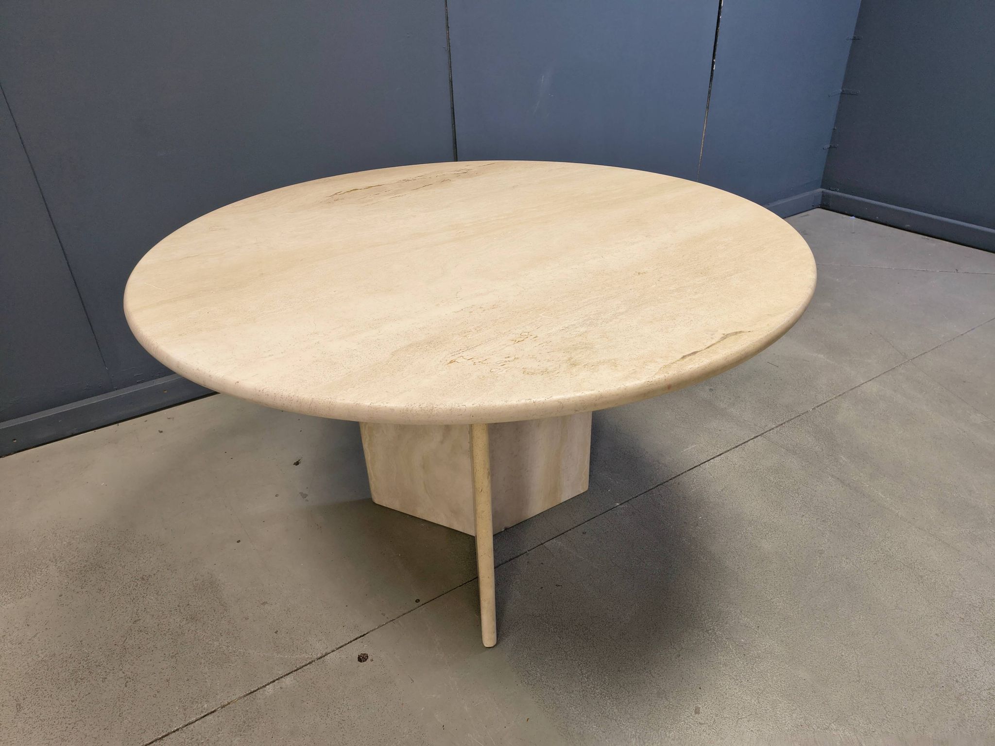 Table à manger ronde en travertin italien des années 1970