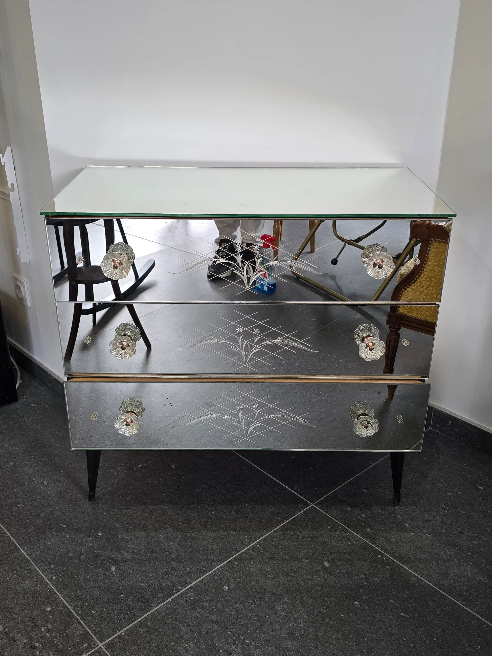 Venetian mirrored commode with 3 drawers