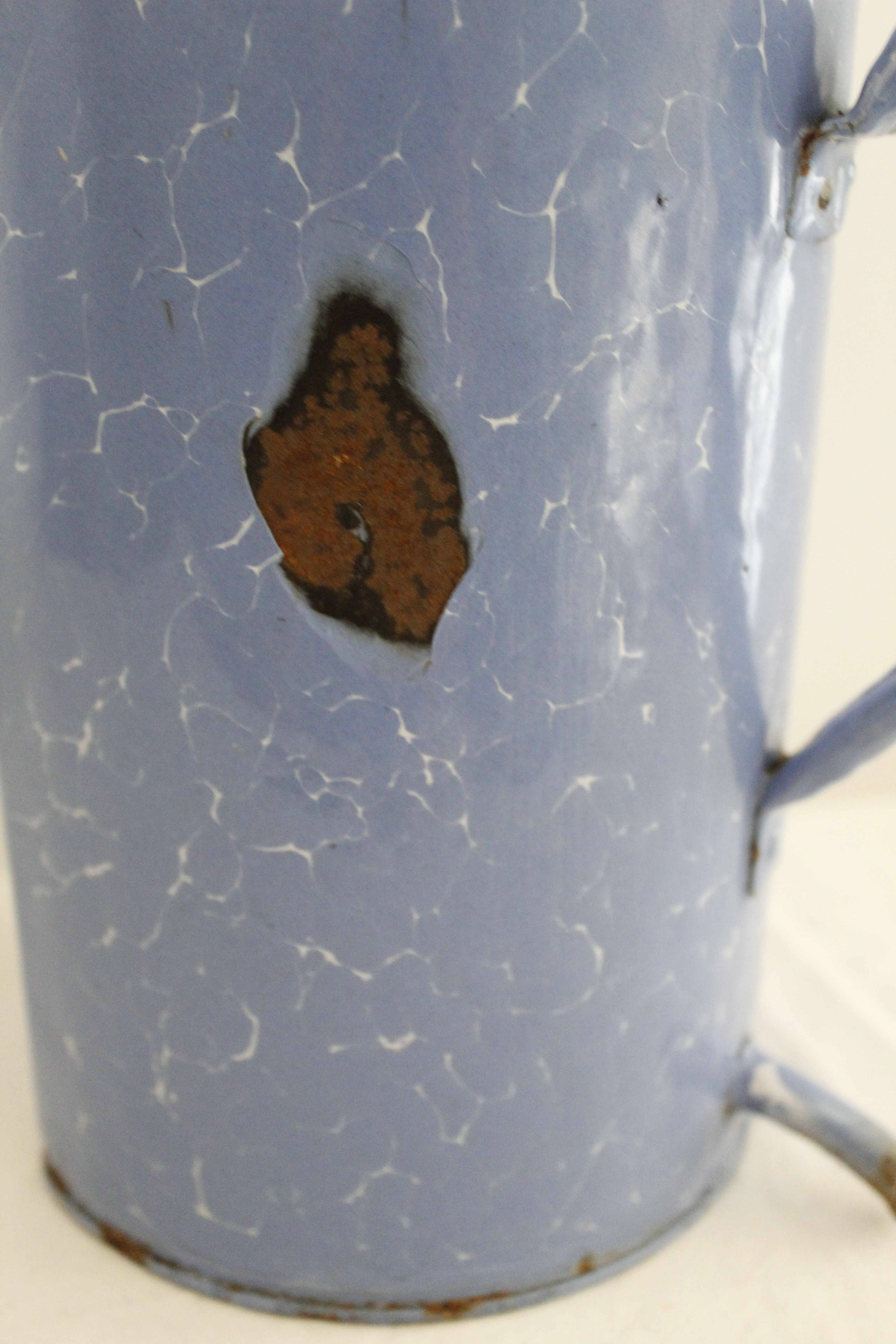 Enamelled metal wall fountain - light blue