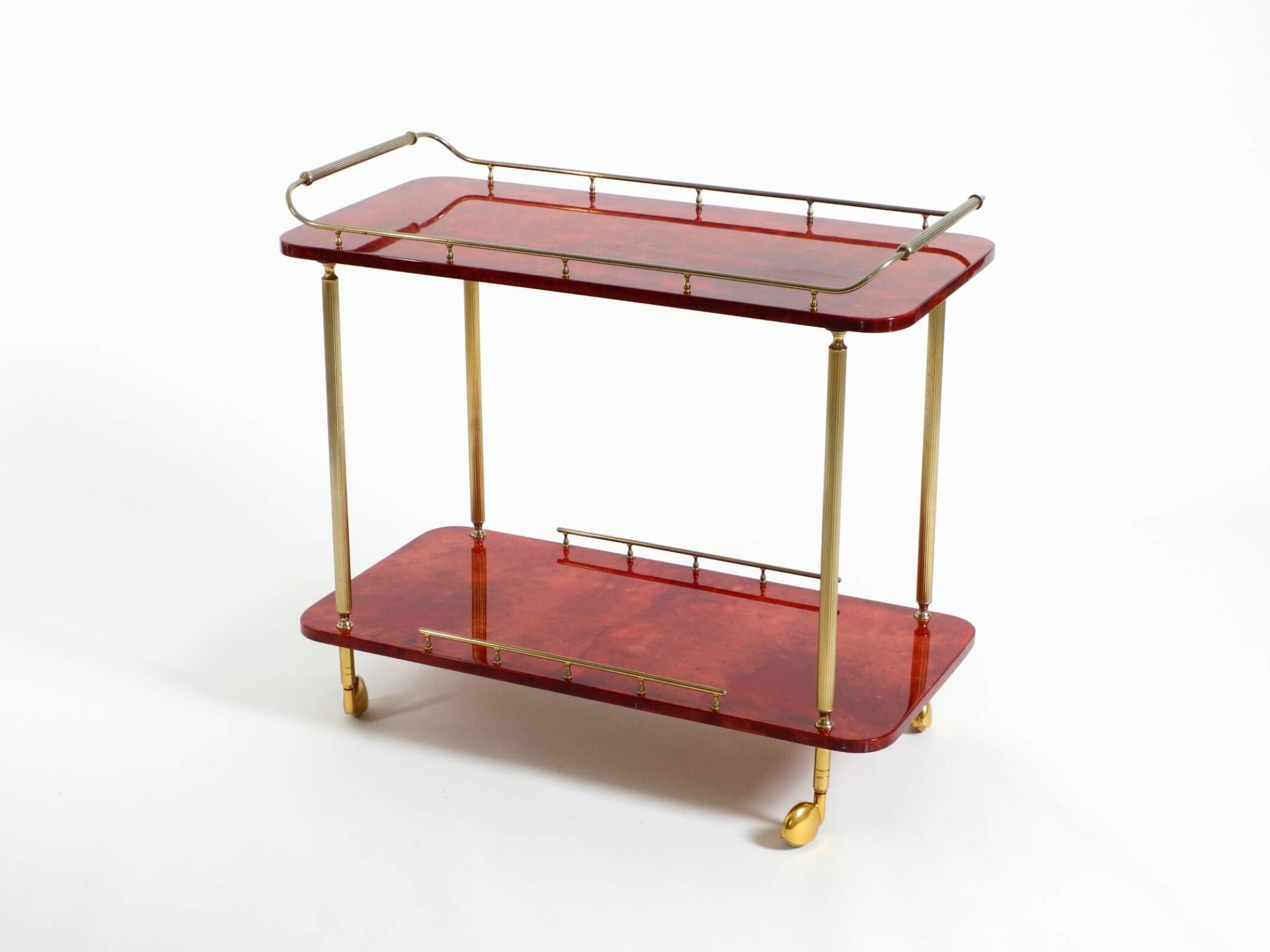Superbe grand chariot de service en peau de chèvre rouge Aldo Tura des années 1960 | Fabriqué en Italie