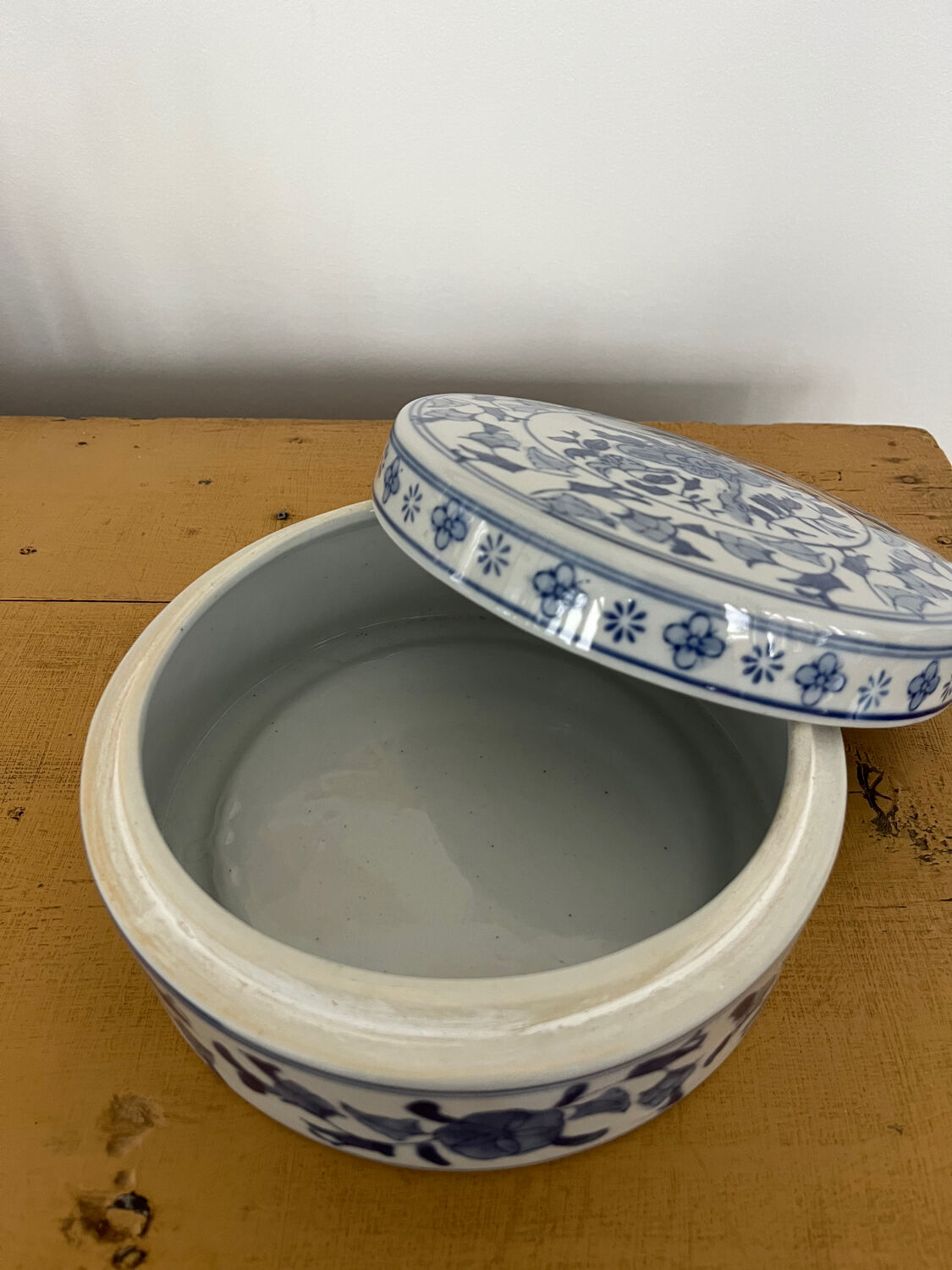Large Chinese porcelain box