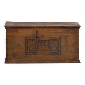 Coffre ancien avec motifs floraux gravés (c.1850)