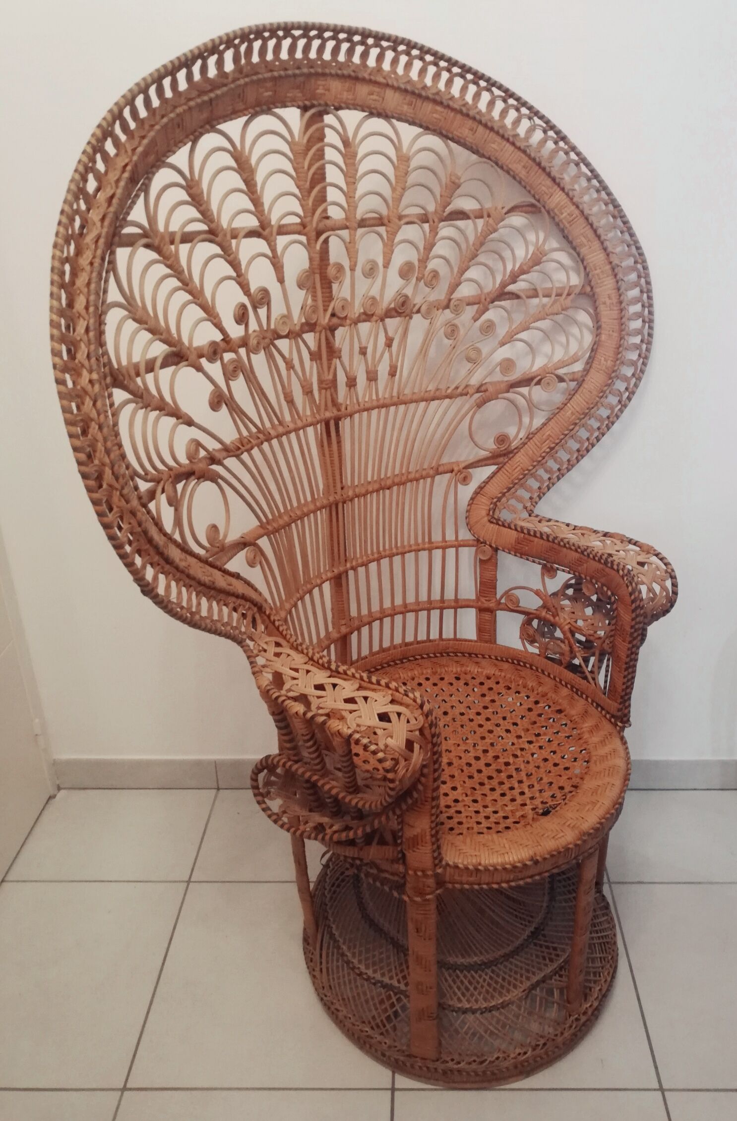 Fauteuil Emmanuelle ou fauteuil paon en rotin