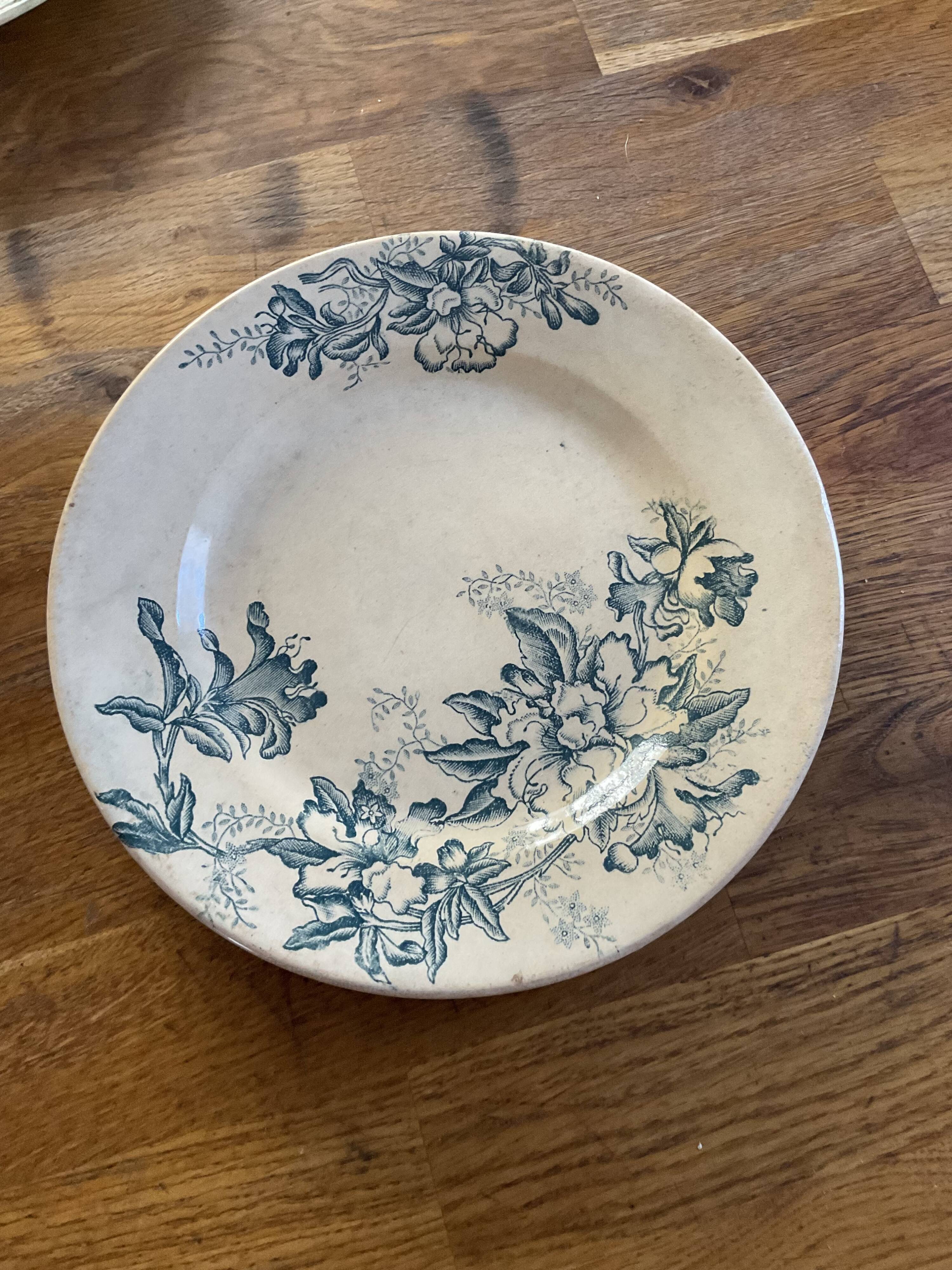 Assiette Terre de fer, floral faïence de lyon
