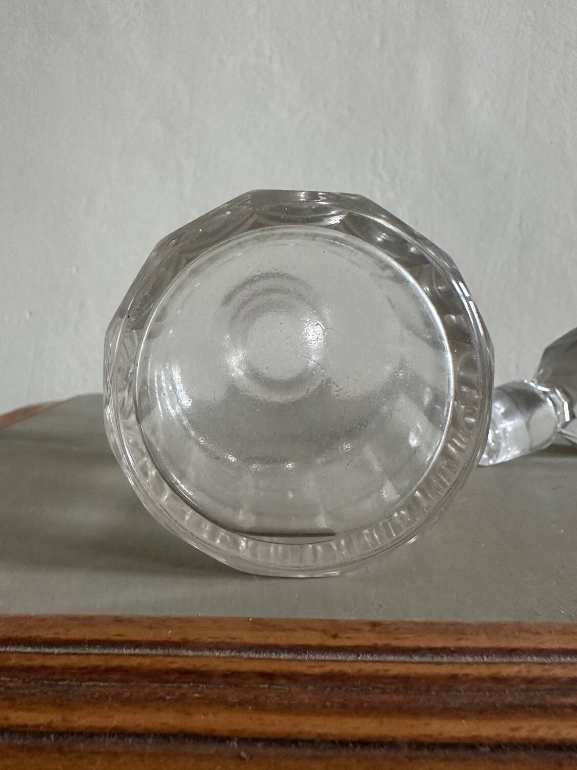 Glass bottle and its glass stopper