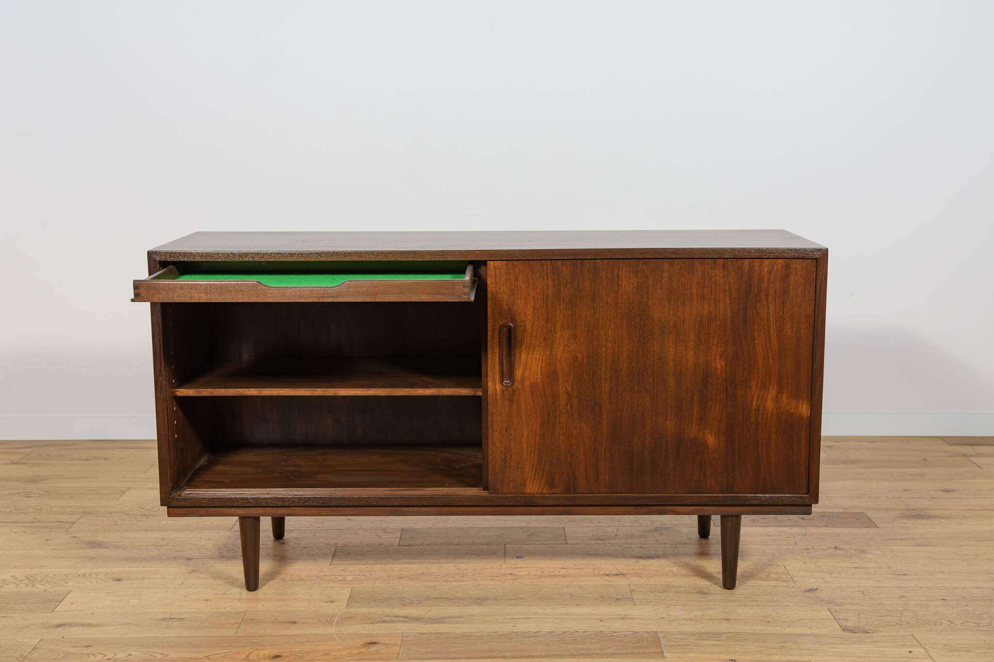 Petit buffet en teck de P. Hundevad pour Hundevad & Co., Danemark, années 1960