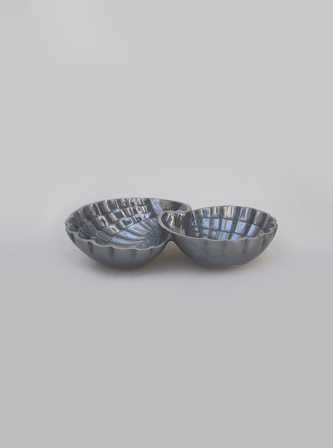 Shell-shaped metal salt shaker