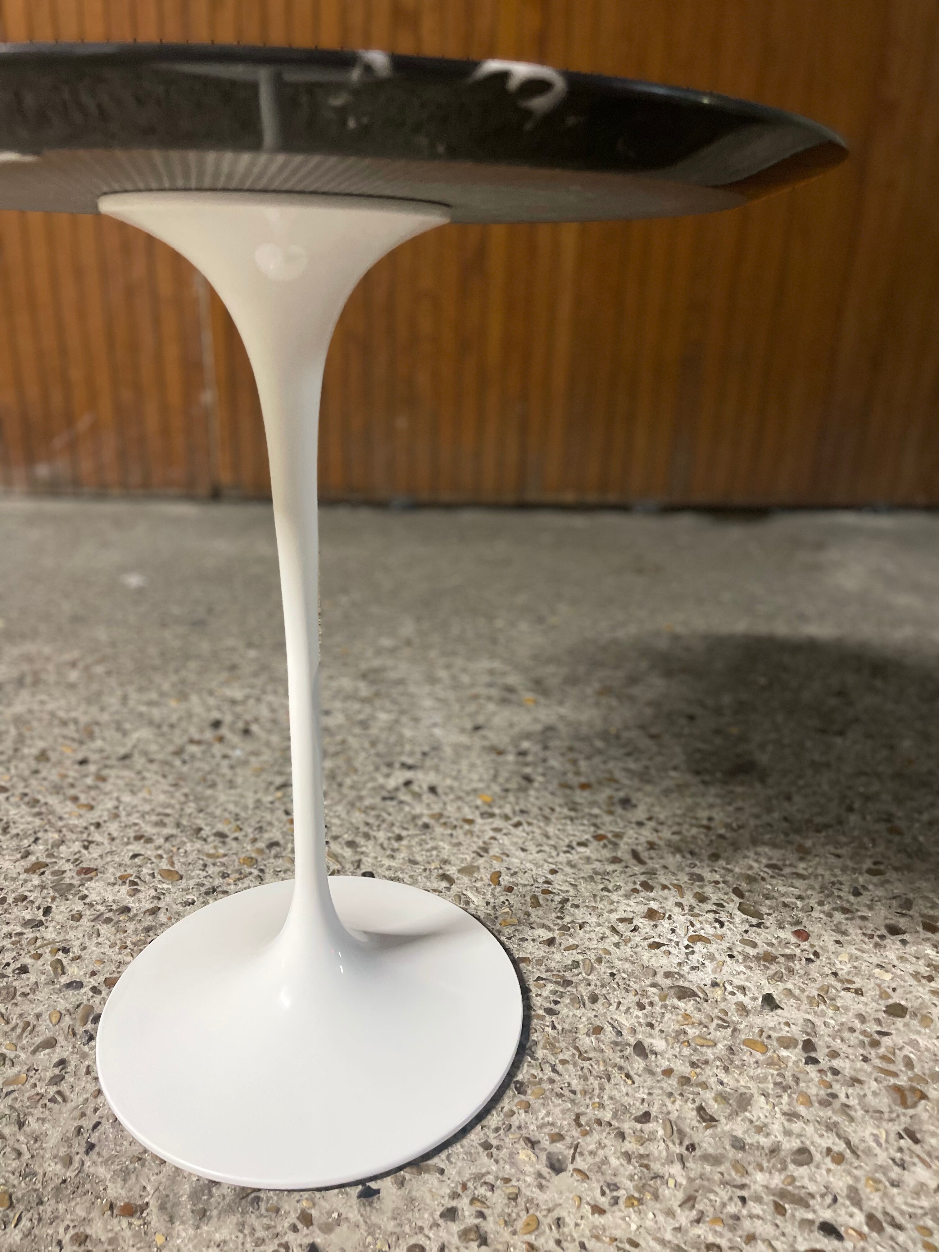 Side table pedestal table by Eero Saarinen, knoll