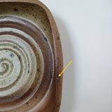 Plat à haut bord en grès pyrité par Charles Gaudry