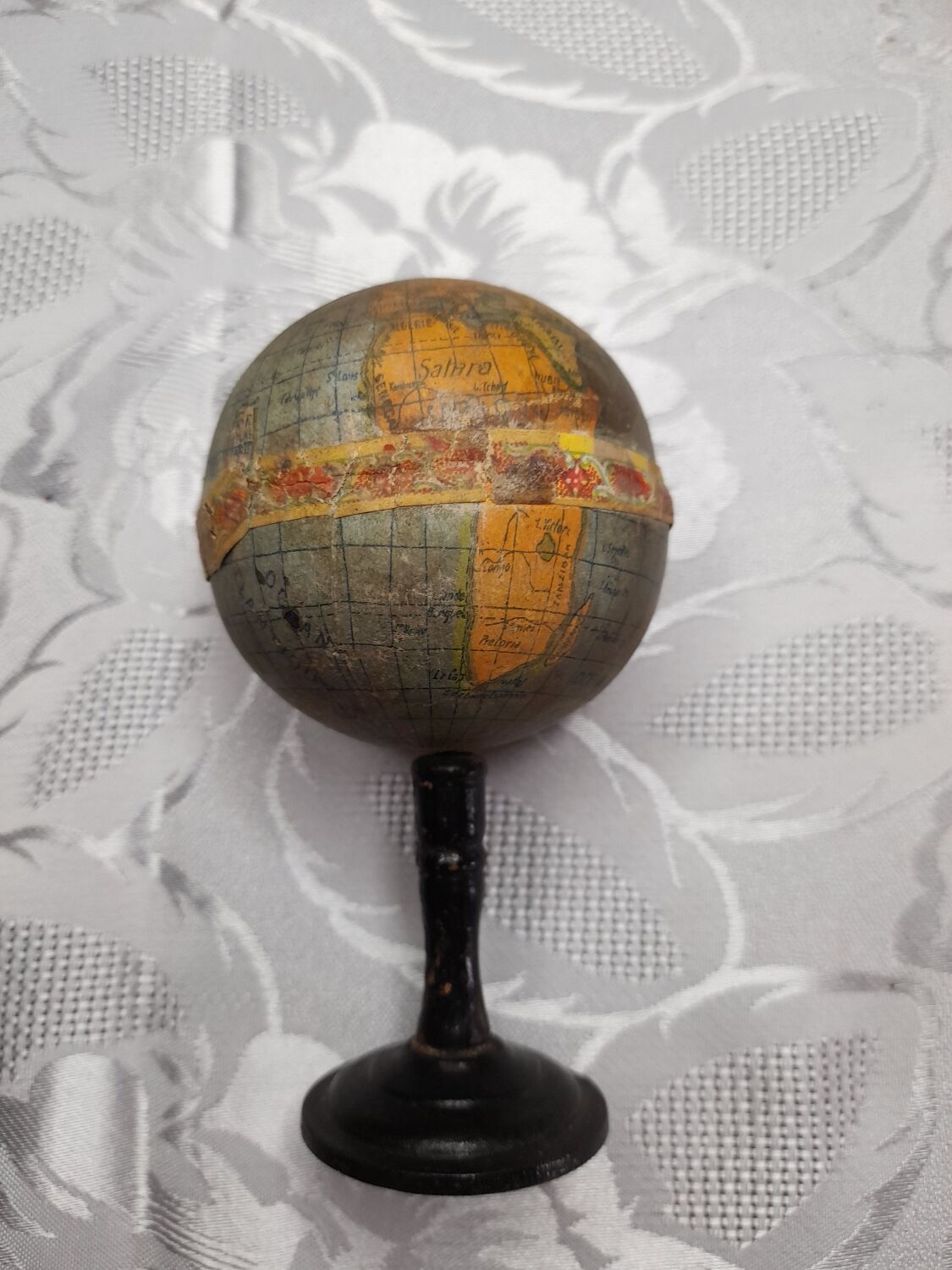 Globe terrestre miniature mappemonde