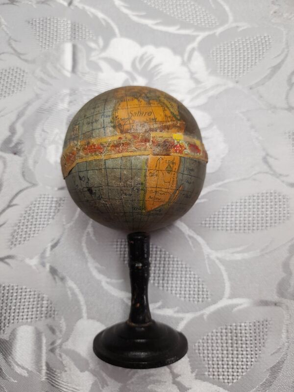 Globe terrestre miniature mappemonde