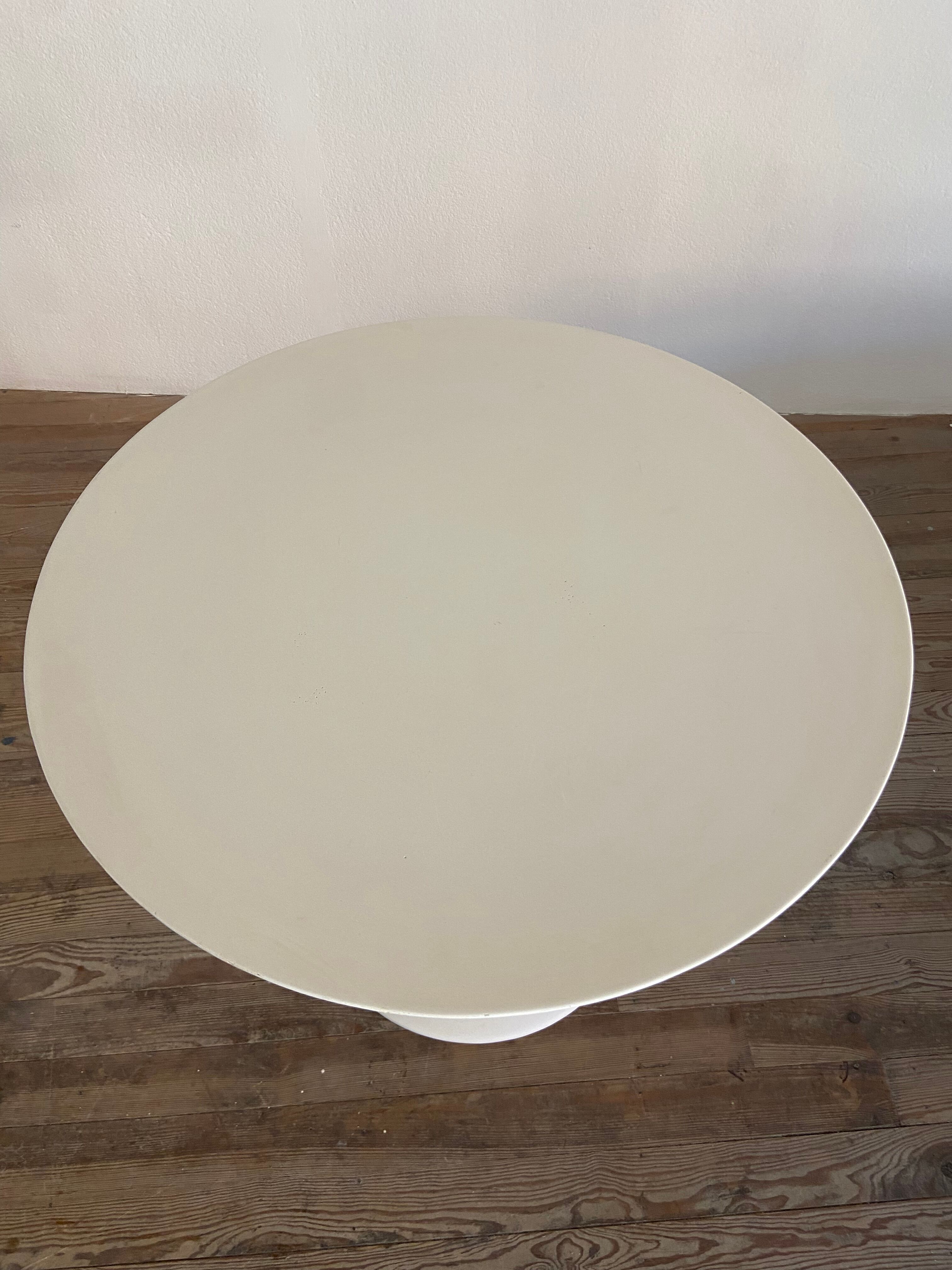 Vintage tulip table 1970