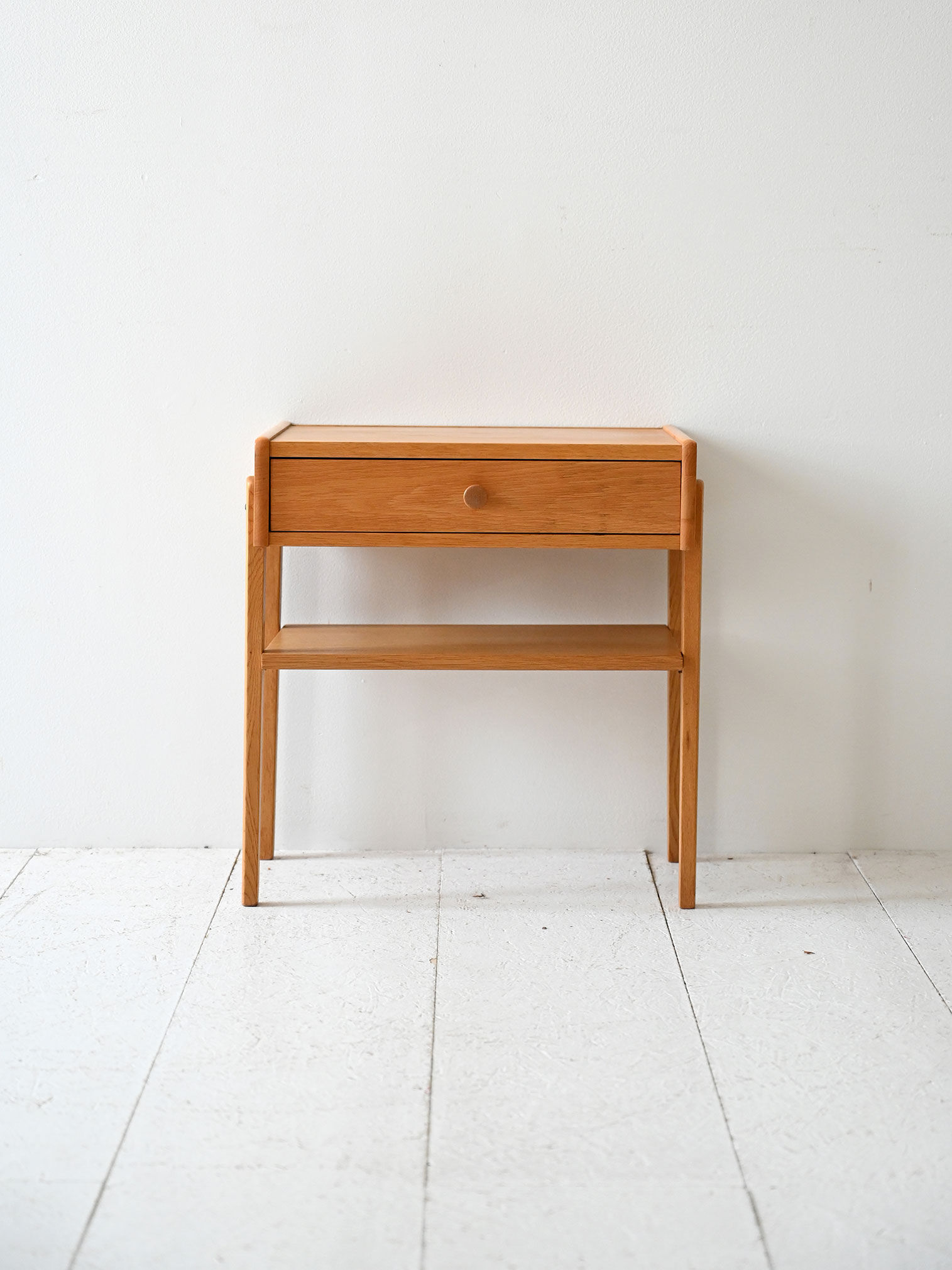 Table de chevet scandinave vintage en teck avec étagère