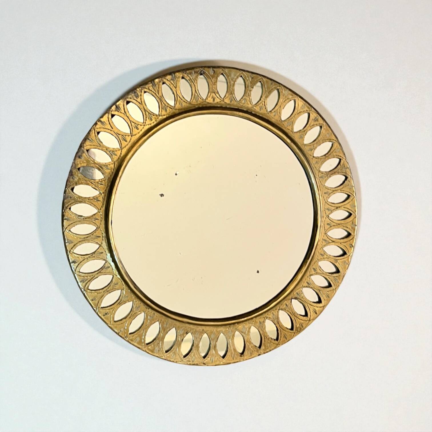 Round Moroccan mirror in openwork chiseled brass - vintage mirror 32 cm