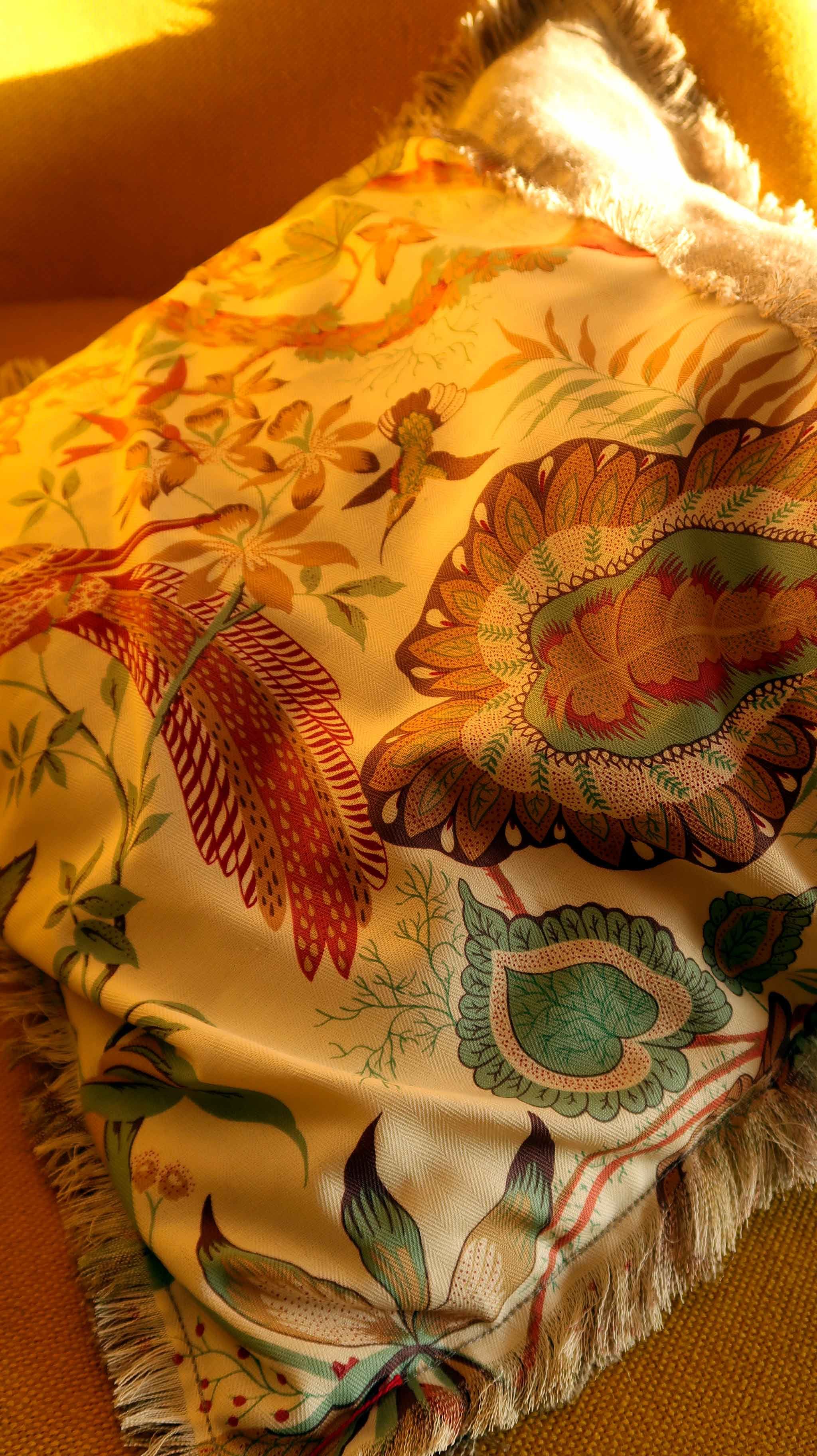 Coussin tissu sanderson fleurs et paon et franges en lin