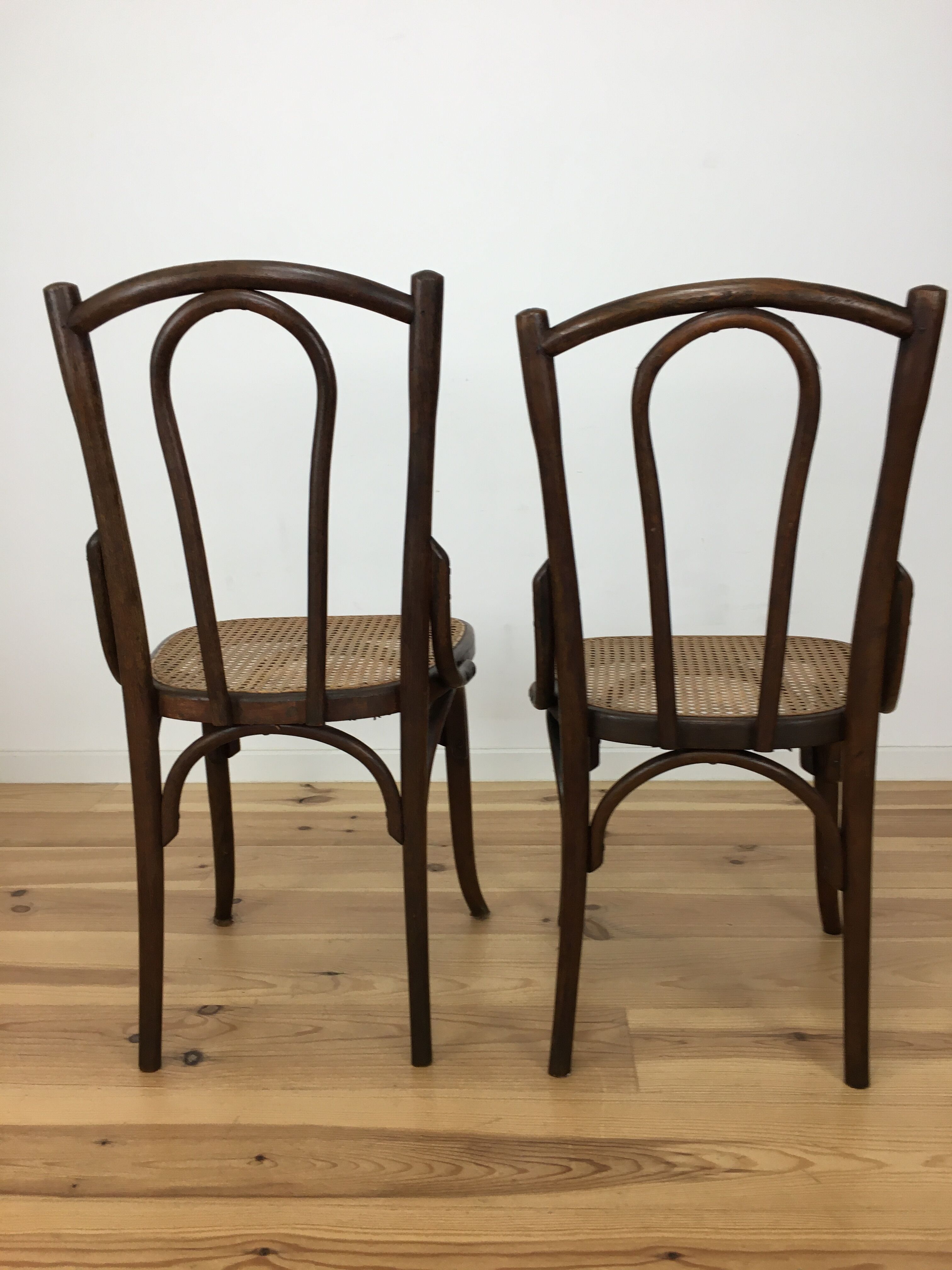2 chairs in curved wooden and canning