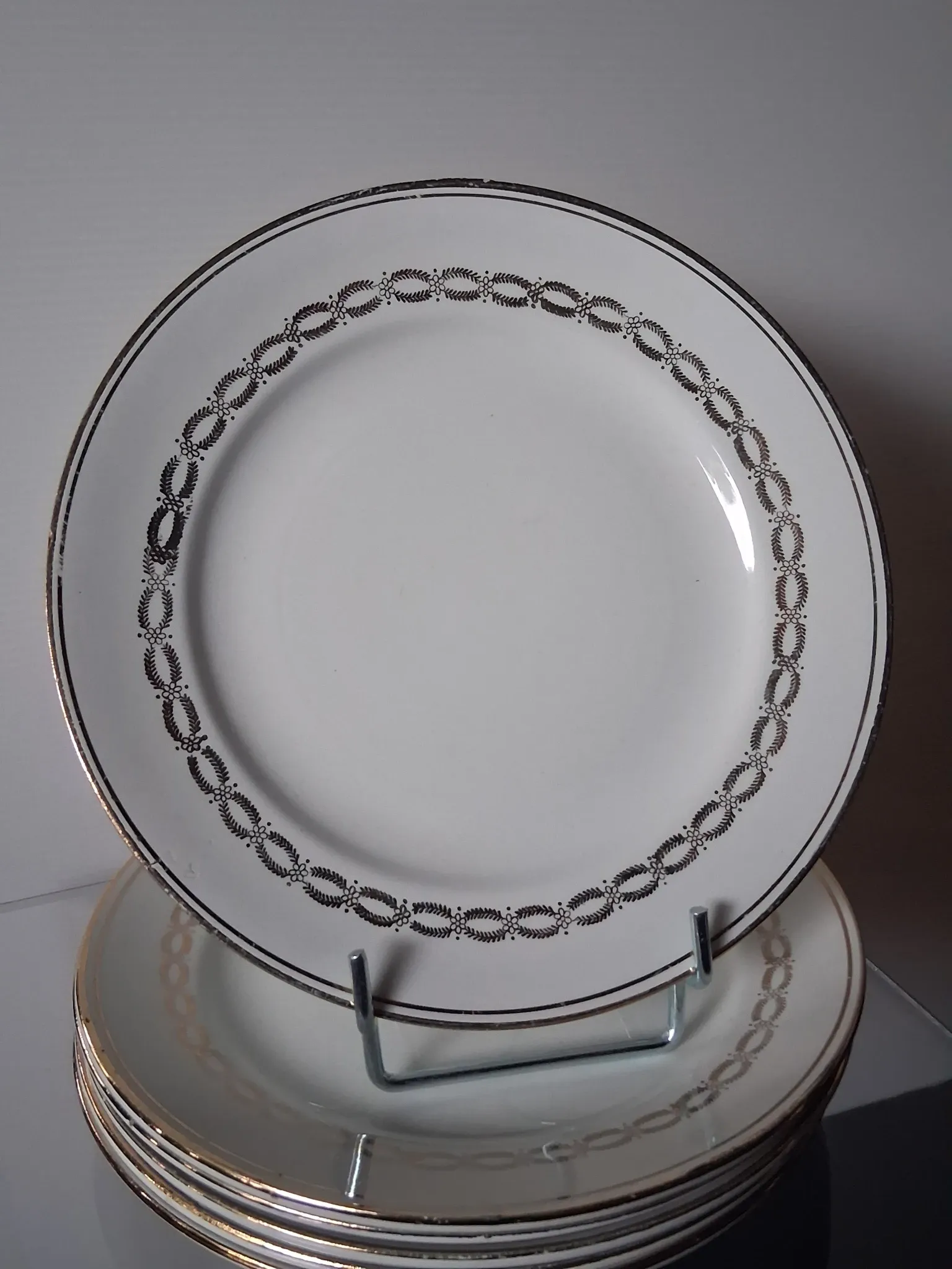 6 dessert plates in opaque porcelain in good condition.