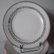 6 dessert plates in opaque porcelain in good condition.