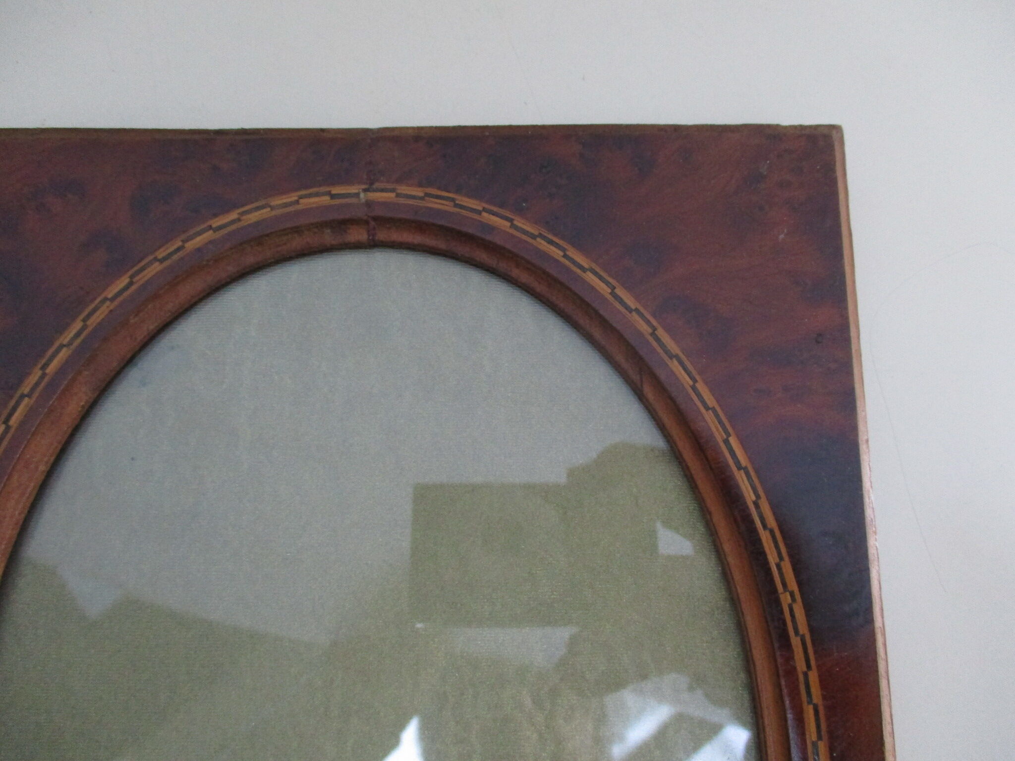 Encadrement en loupe et marqueterie