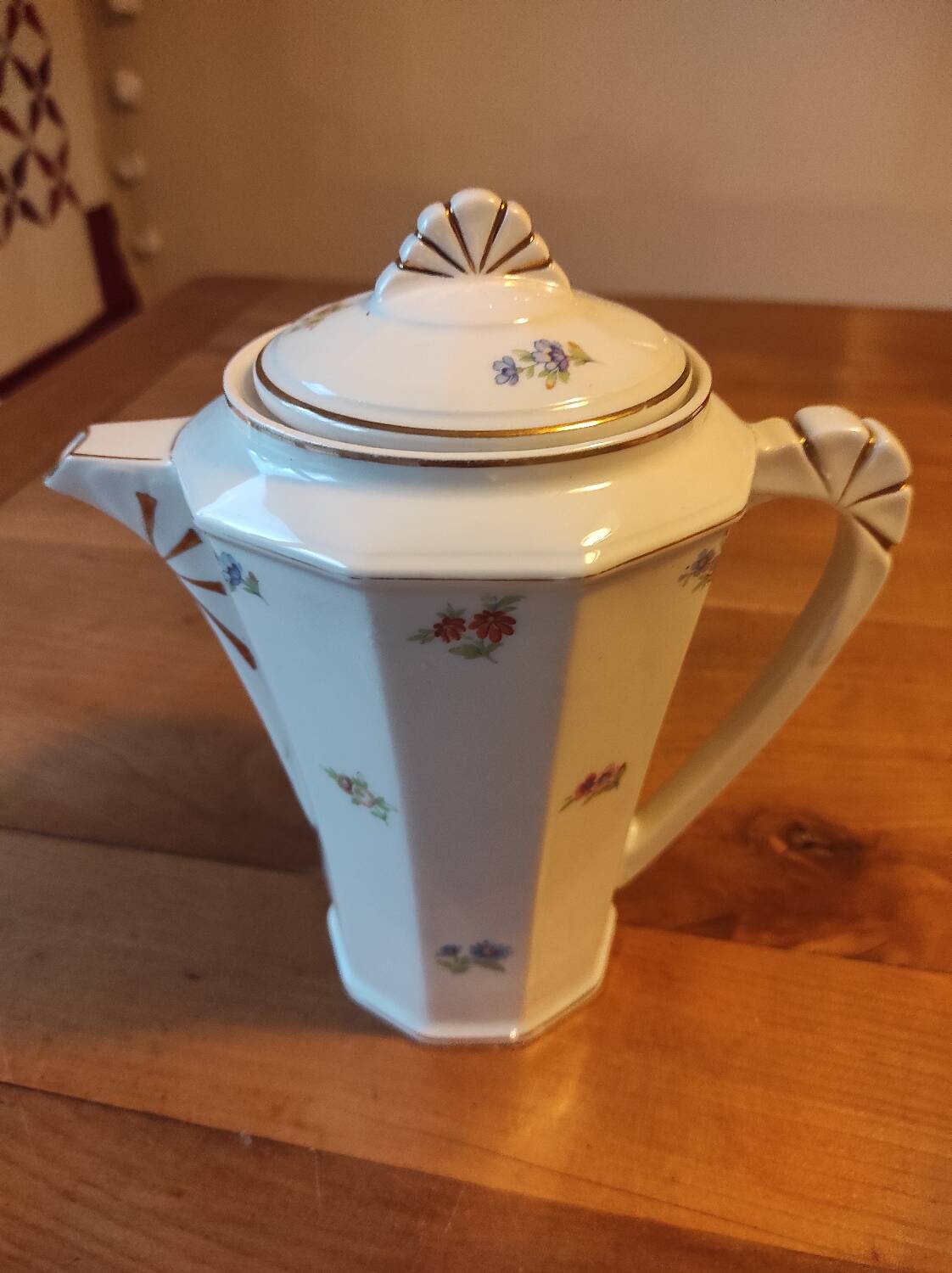 Coffee maker with floral decoration