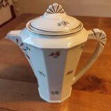 Coffee maker with floral decoration