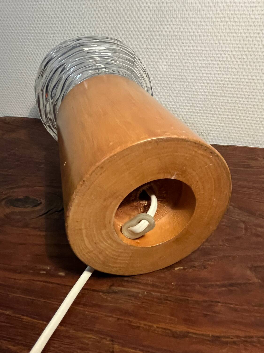 Cylindrical base lamp in solid wood and chiseled glass globe