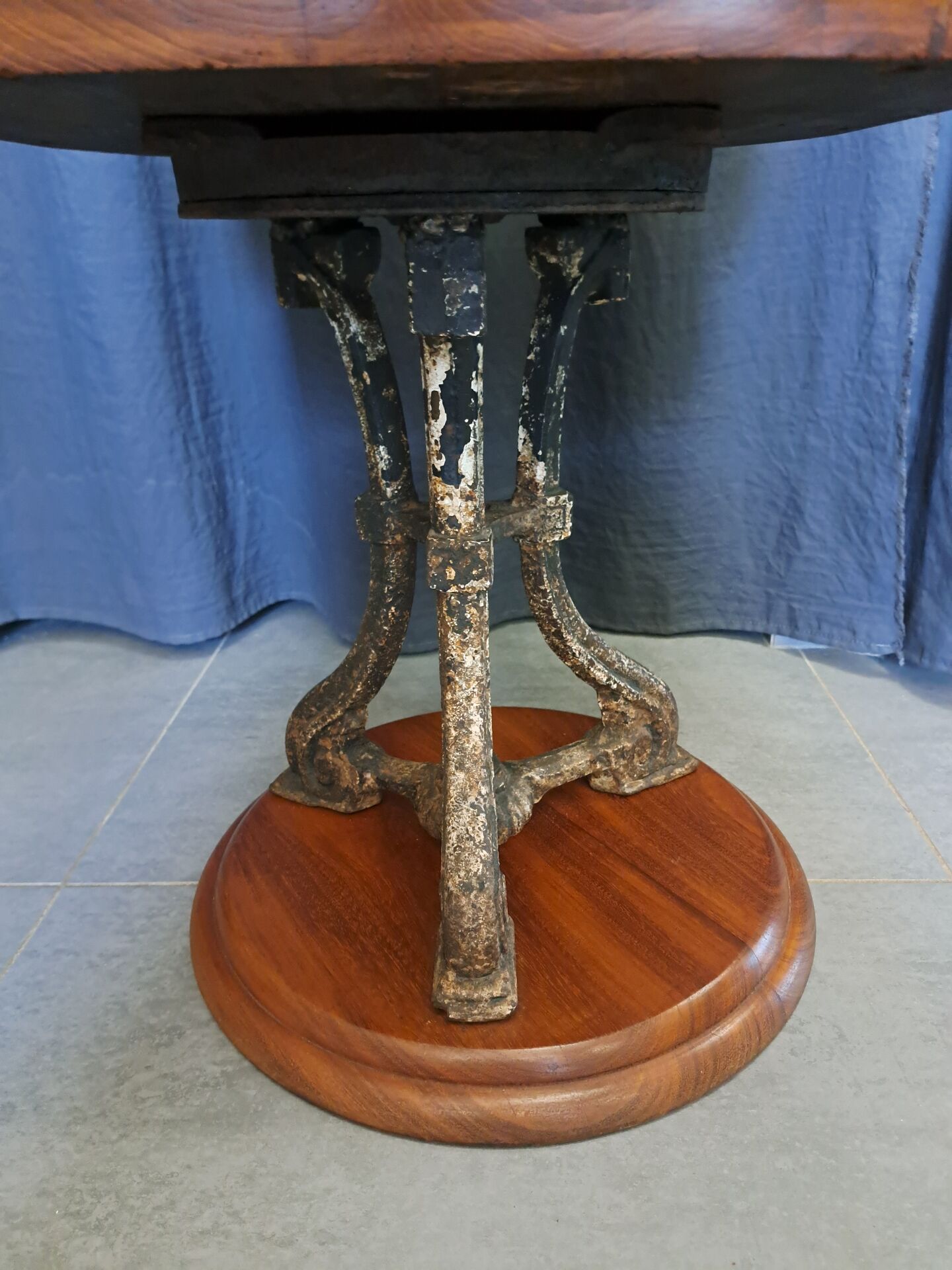 American chair in walnut and cast iron