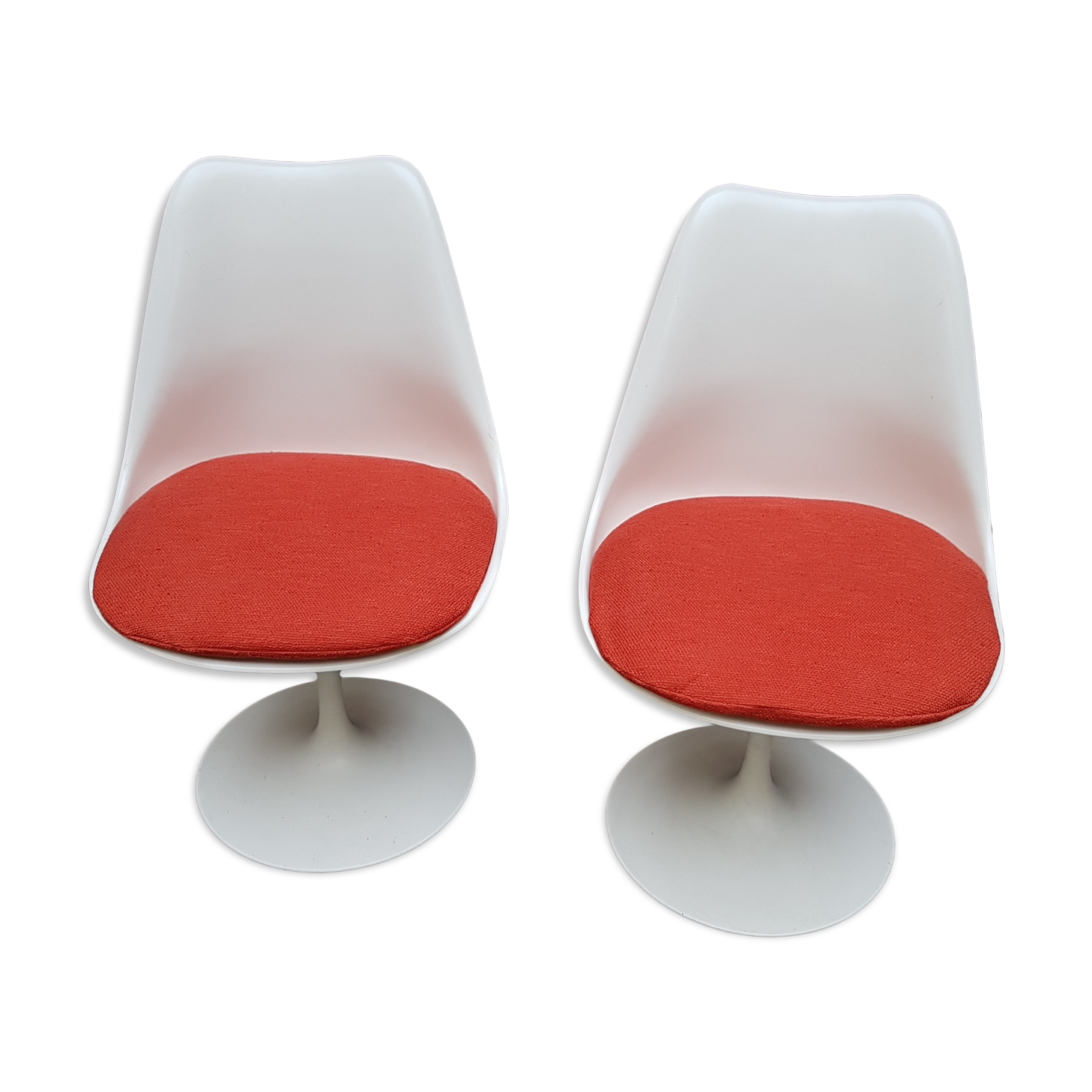 Pair of chairs from Eero Saarinen Knoll International Edition
