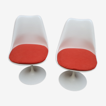 Pair of chairs from Eero Saarinen Knoll International Edition