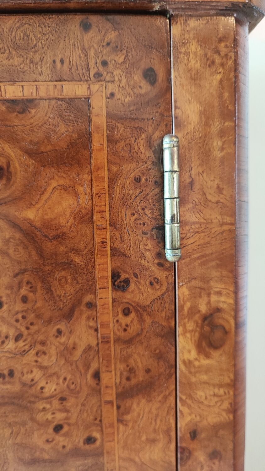 Armoire miniature en noyer Burr