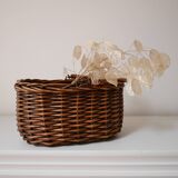 Oval basket with movable handle