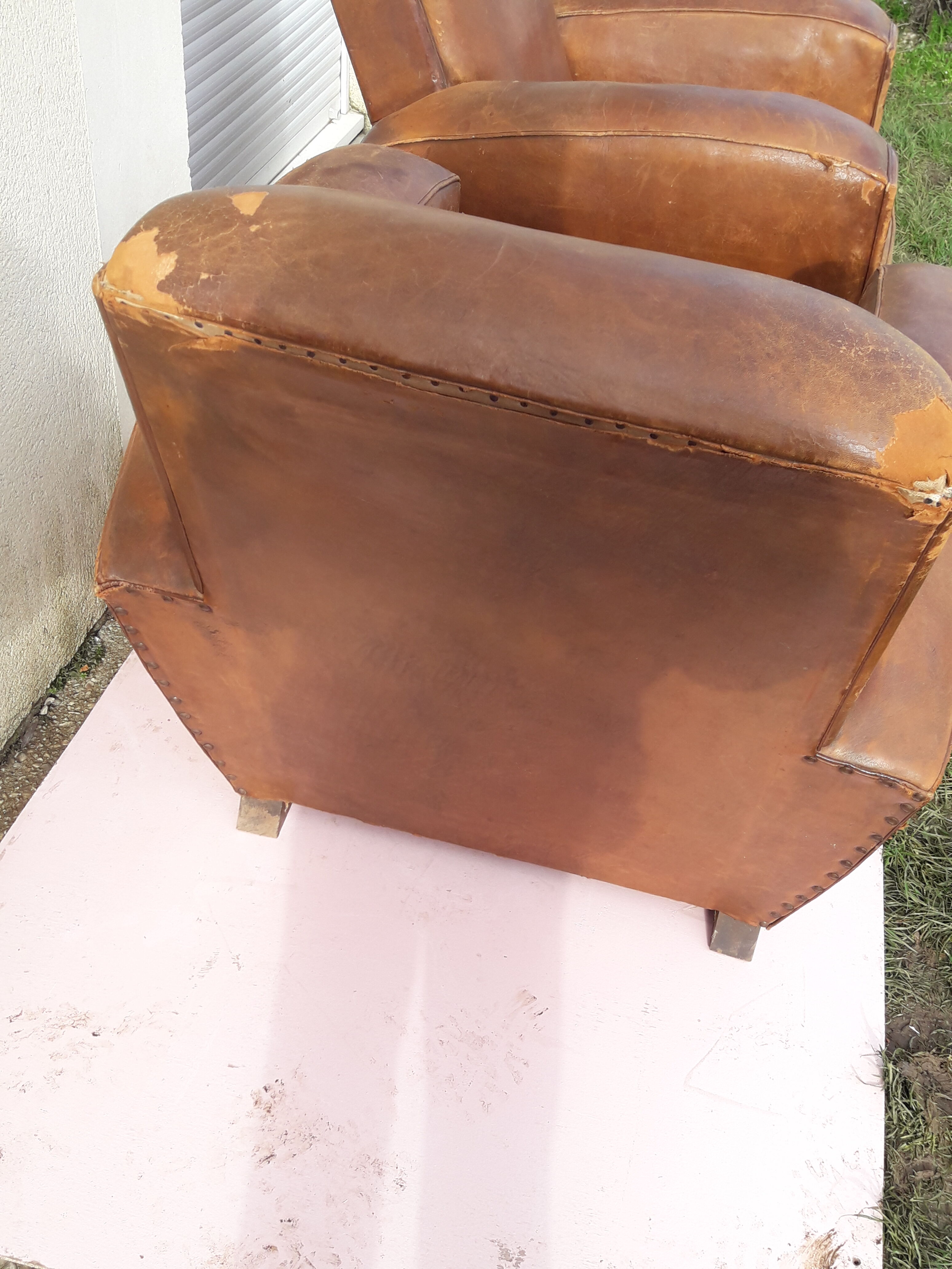 Paire de fauteuils club en cuir marron