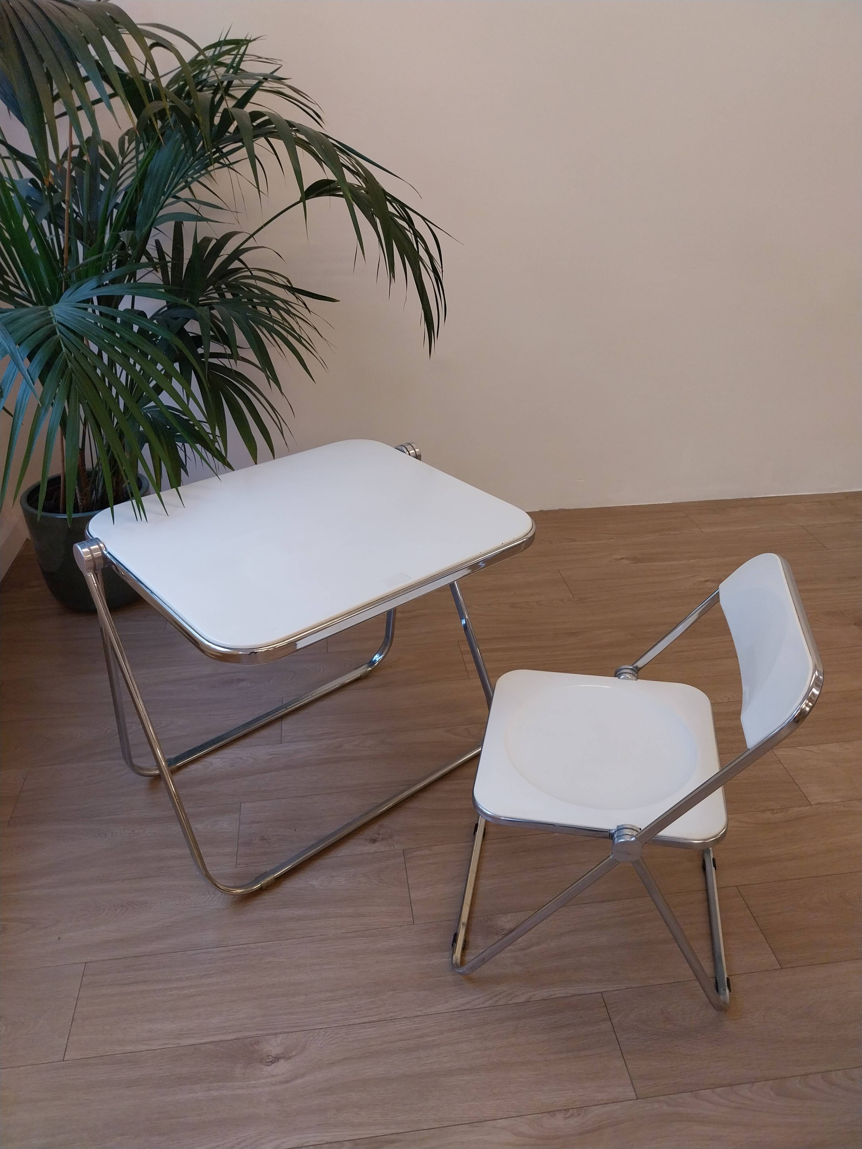 Table Platone et chaise Plia blanches – Anonima Castelli