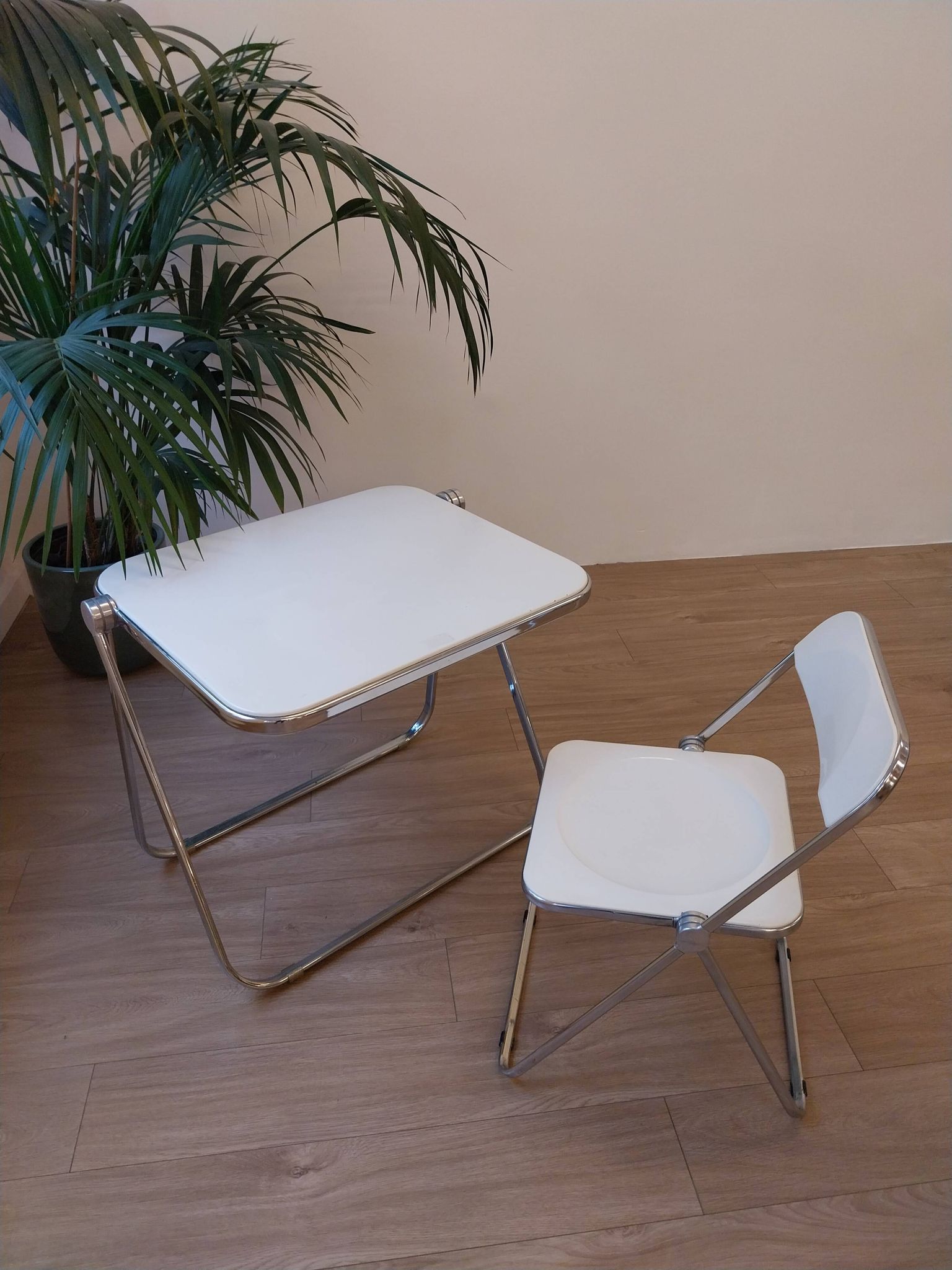 Table Platone et chaise Plia blanches – Anonima Castelli