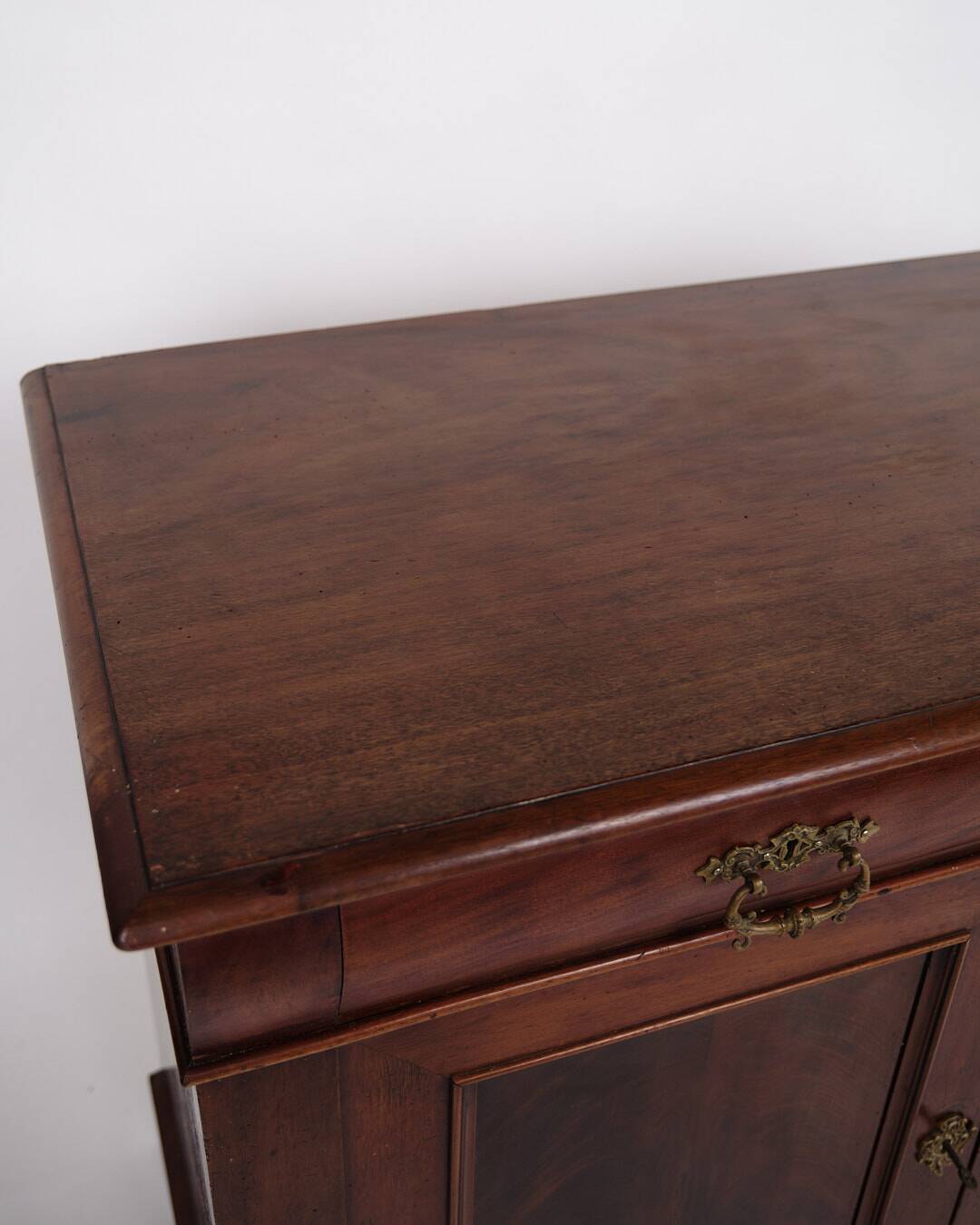 Low antique sideboard - hand polished mahogany - fixed shelves - 1880s