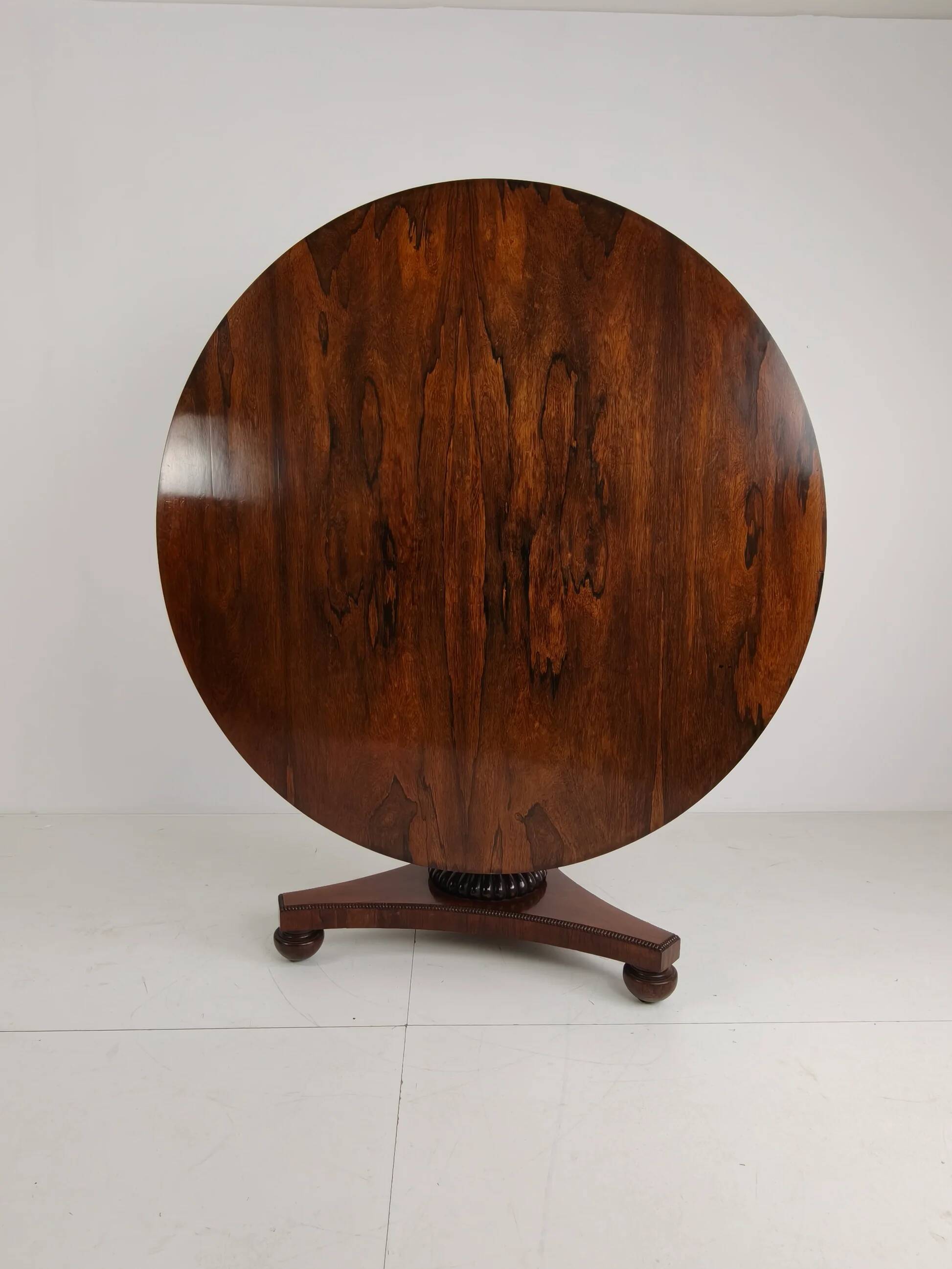 Fine quality 19th century William IV rosewood breakfast tilt-top table – c.1820