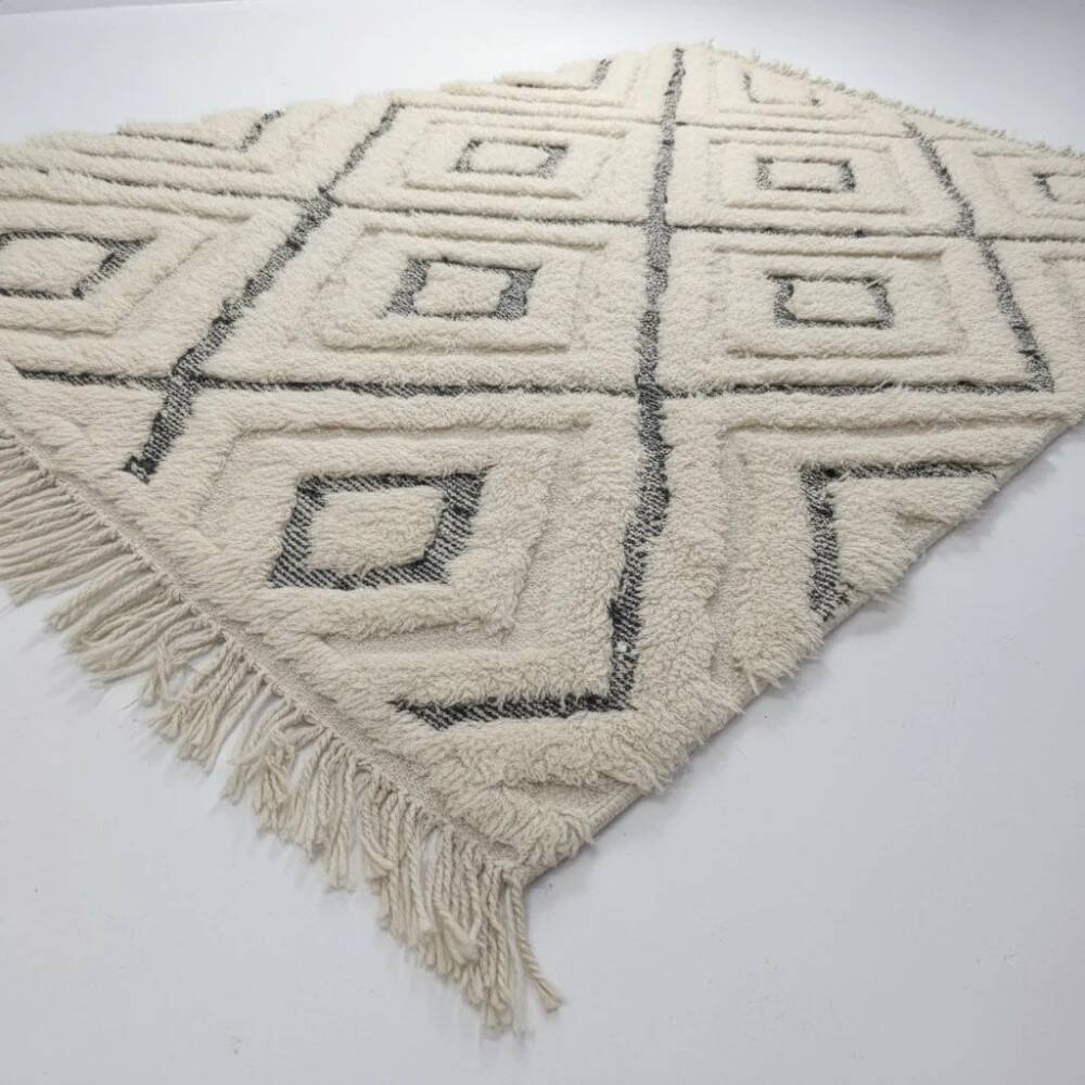 Berber rug with hollow diamonds in wool