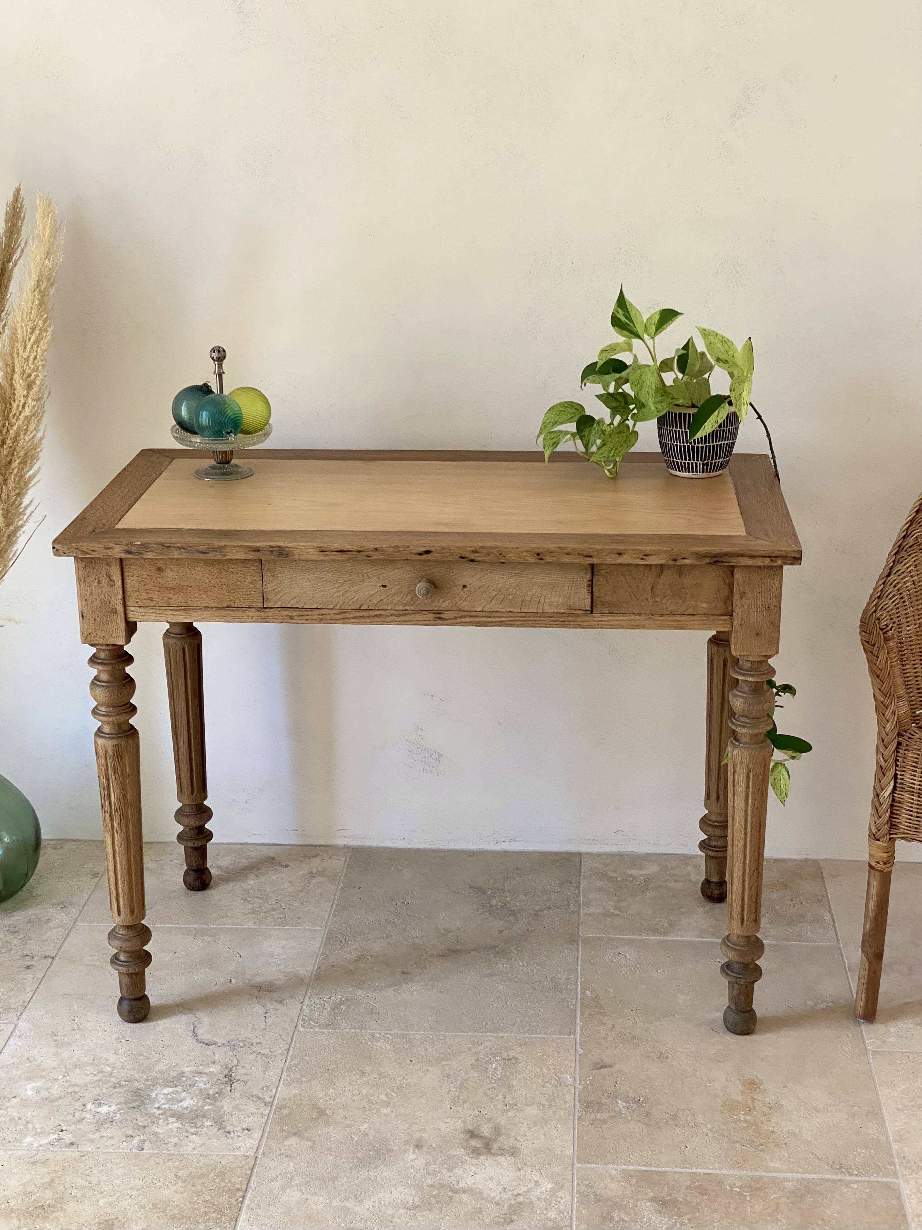 Rustic oak desk table, fluted turned legs, 19th century.
