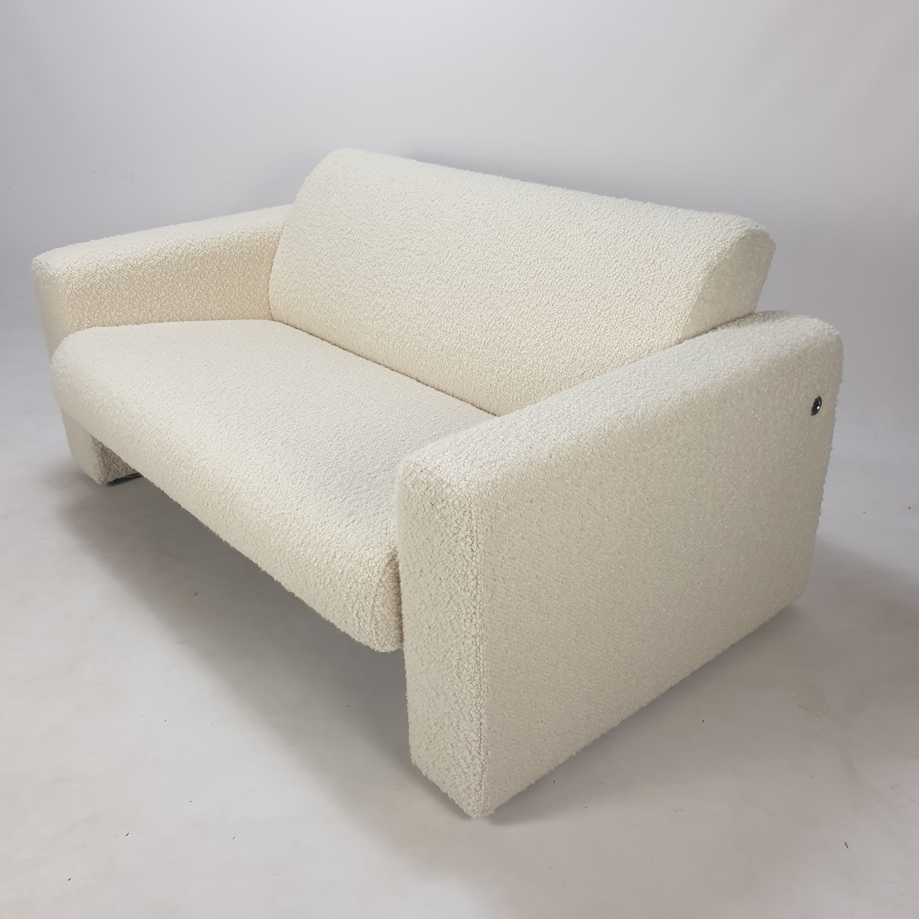 Two-seater sofa Model 691 by Artifort, 1980s.