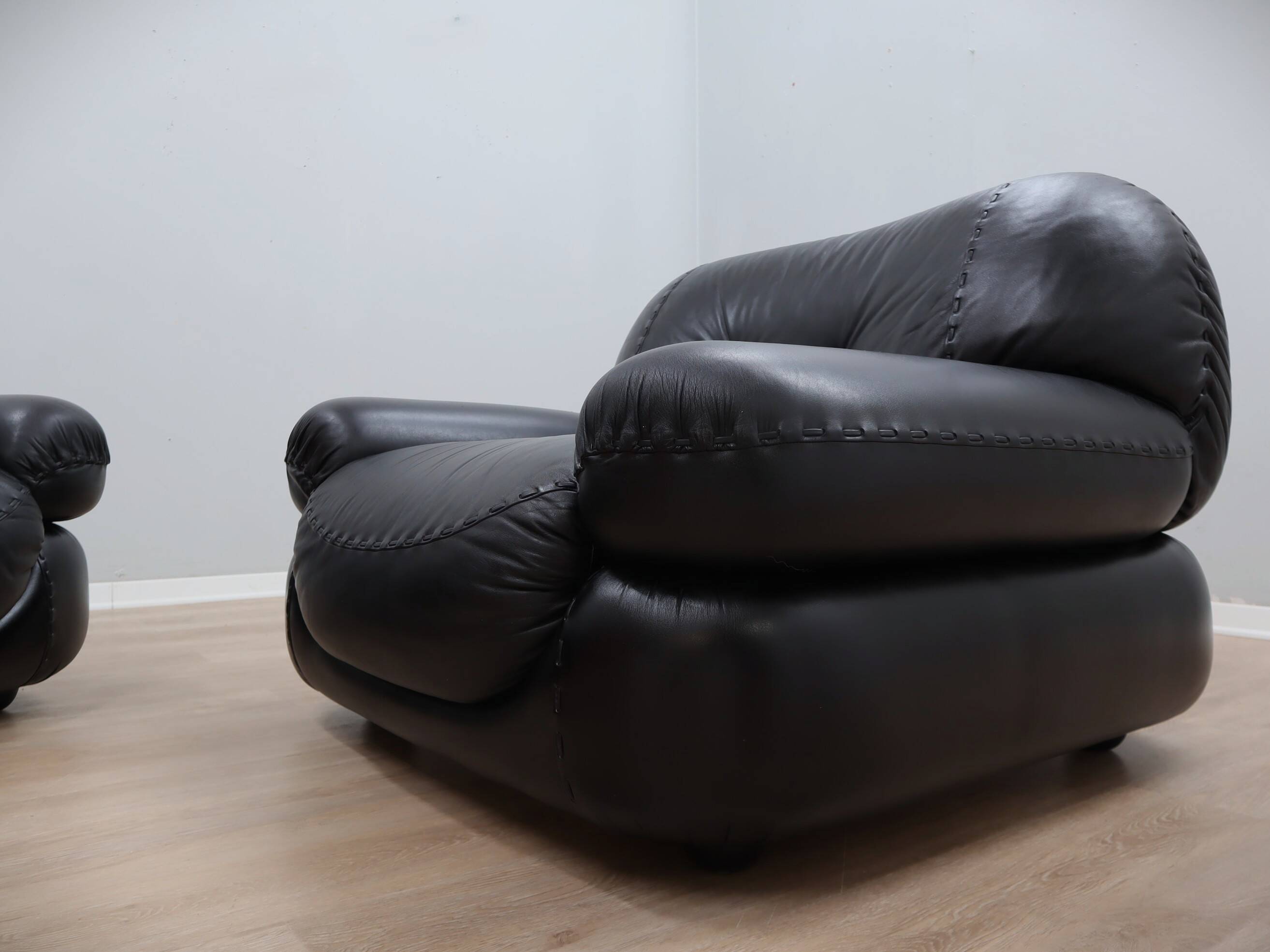 Pair of Mobil Girgi Sapporo armchairs black leather Italy 1970s