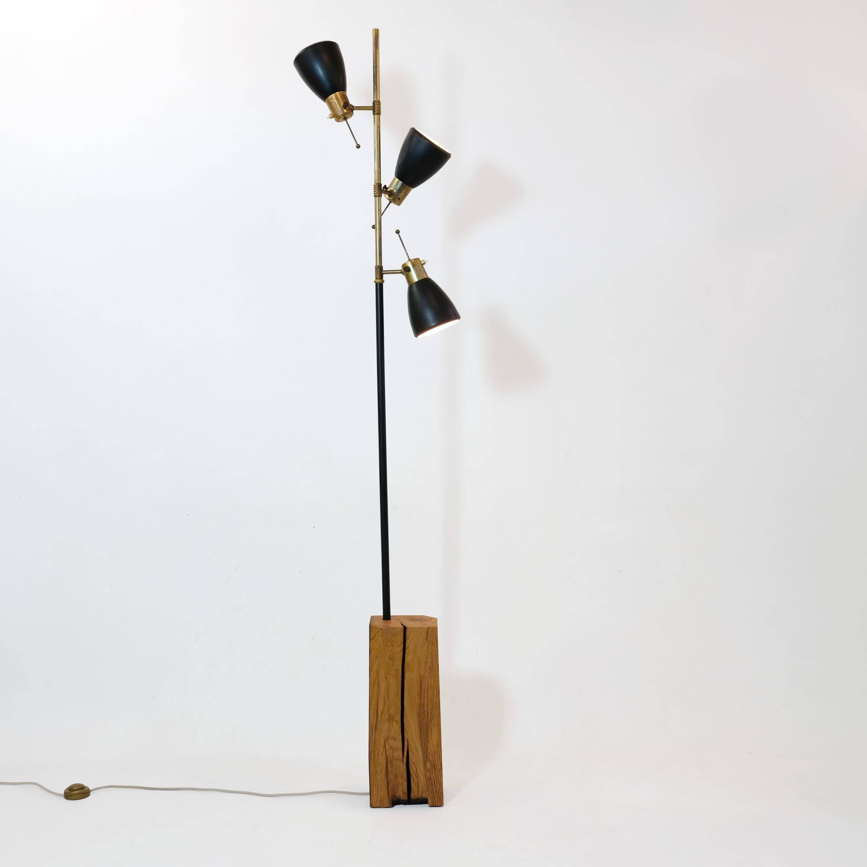 Large 3-light floor lamp in metal, brass and solid wood, 197cm.