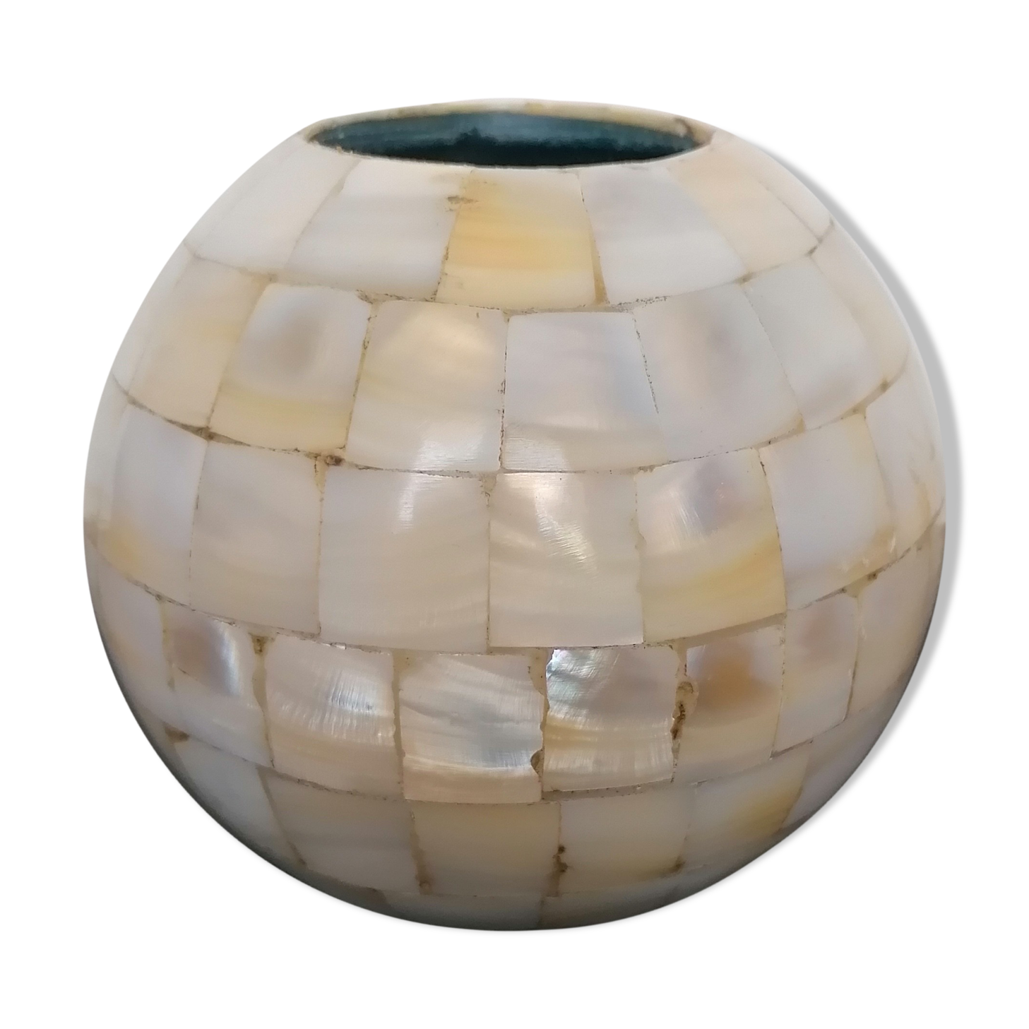 Ball vase in real mother-of-pearl