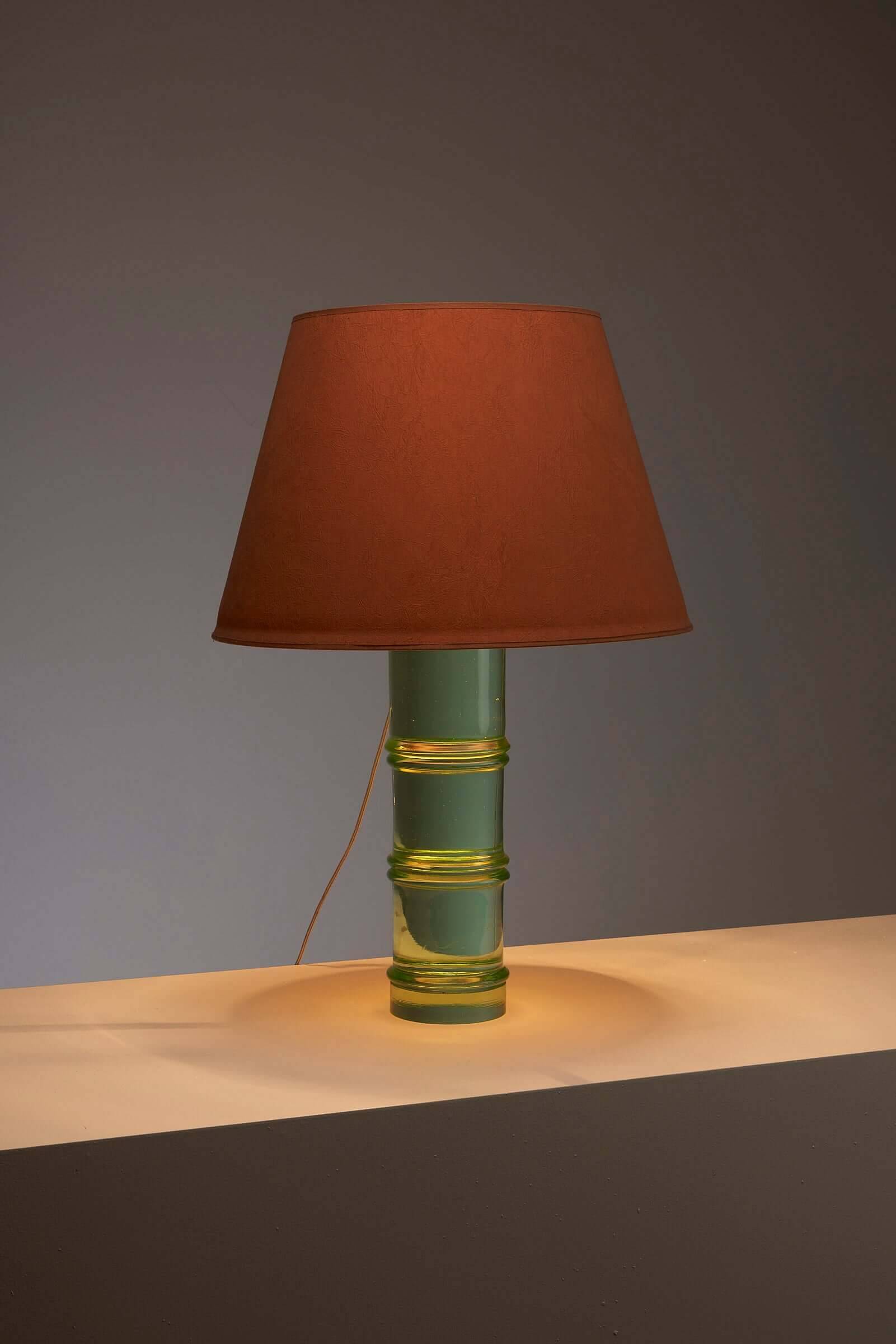 Lampe de table en verre avec abat-jour orange