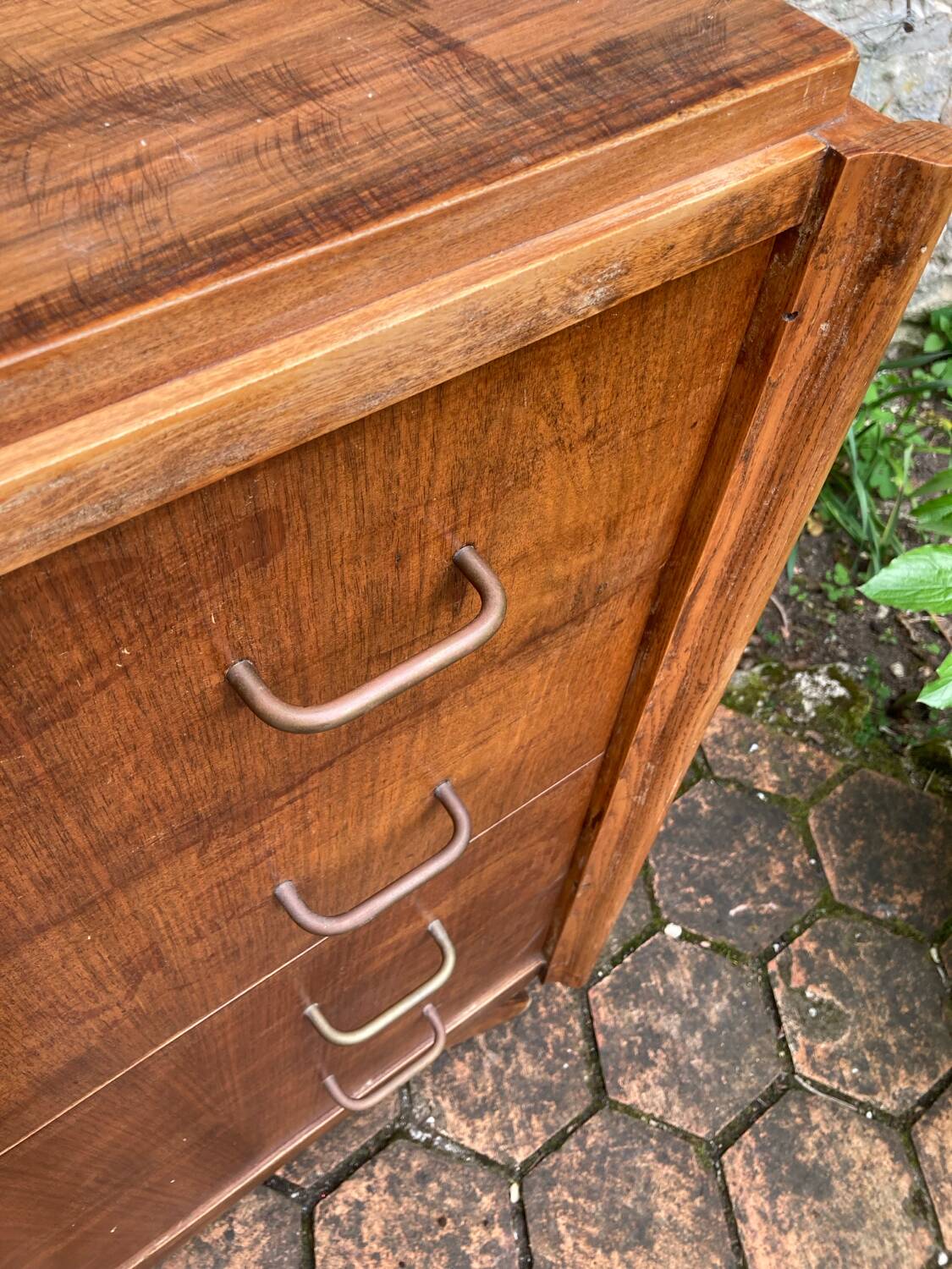 Compass leg chest of drawers