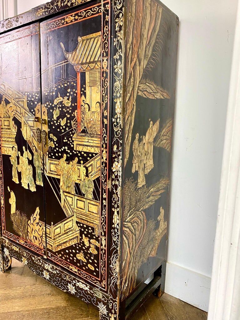 Black lacquered Chinese cabinet 19th century